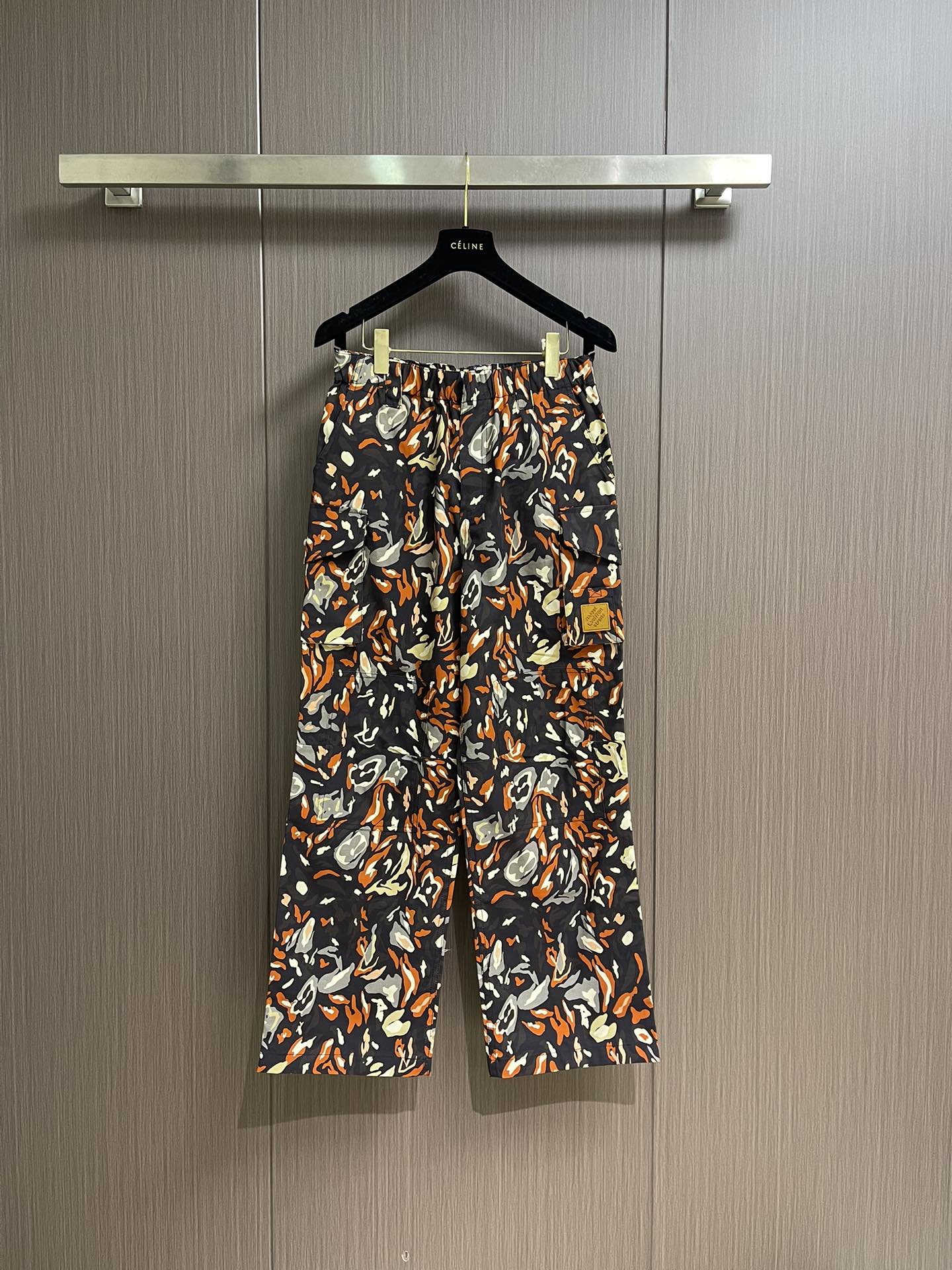 NO:530125,LV 2025FW early autumn new product organ bag camouflage work trousers. This urban work trousers are made of LV Camo pattern implicitly incorporated into the Monogram logo, showing the joint creativity of Pharrell Williams and Nigo in the 2025 autumn and winter series. Working pockets, knees are double-layer splicing structure, and Marque L.Vuitton Deposee embellishes the left pocket. Size S-XL,,louis vuitton,alexander wang19860909LV 2025FW早秋新品风琴袋迷彩工装长裤,本款都市工装裤为 LV Camo 图案含蓄融入Monogram 标识,展现Pharrell Williams与Nigo在2025秋冬系列的联袂创意.工装口袋,膝部呈现双层拼接结构,Marque L.Vuitton Deposee 贴饰点缀左侧口袋.尺码S-XL,,louis vuitton,alexander wang,Men's clothing