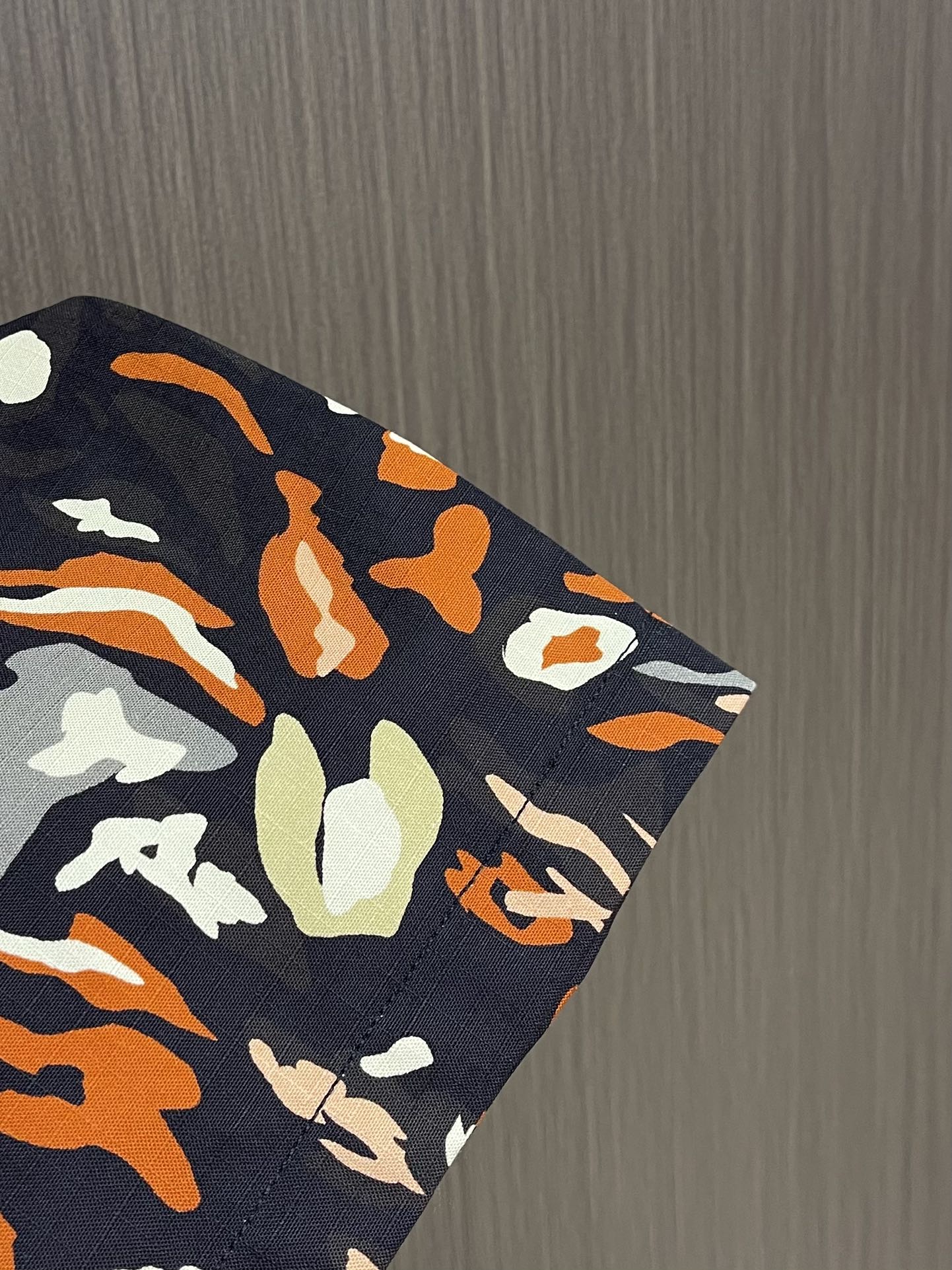 LV 2025FW早秋新品风琴袋迷彩工装长裤，本款都市工装裤为 LV Camo 图案含蓄融入Monogr