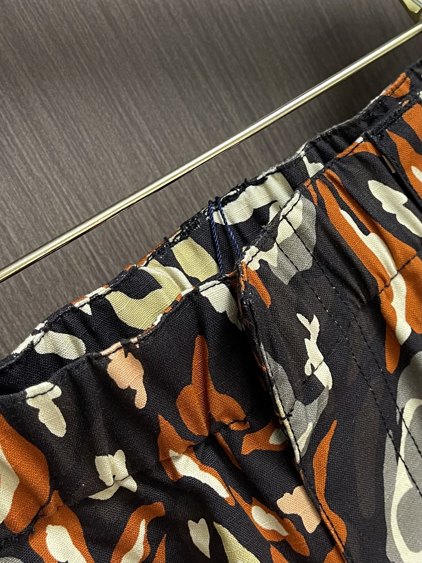 LV 2025FW早秋新品风琴袋迷彩工装长裤，本款都市工装裤为 LV Camo 图案含蓄融入Monogr