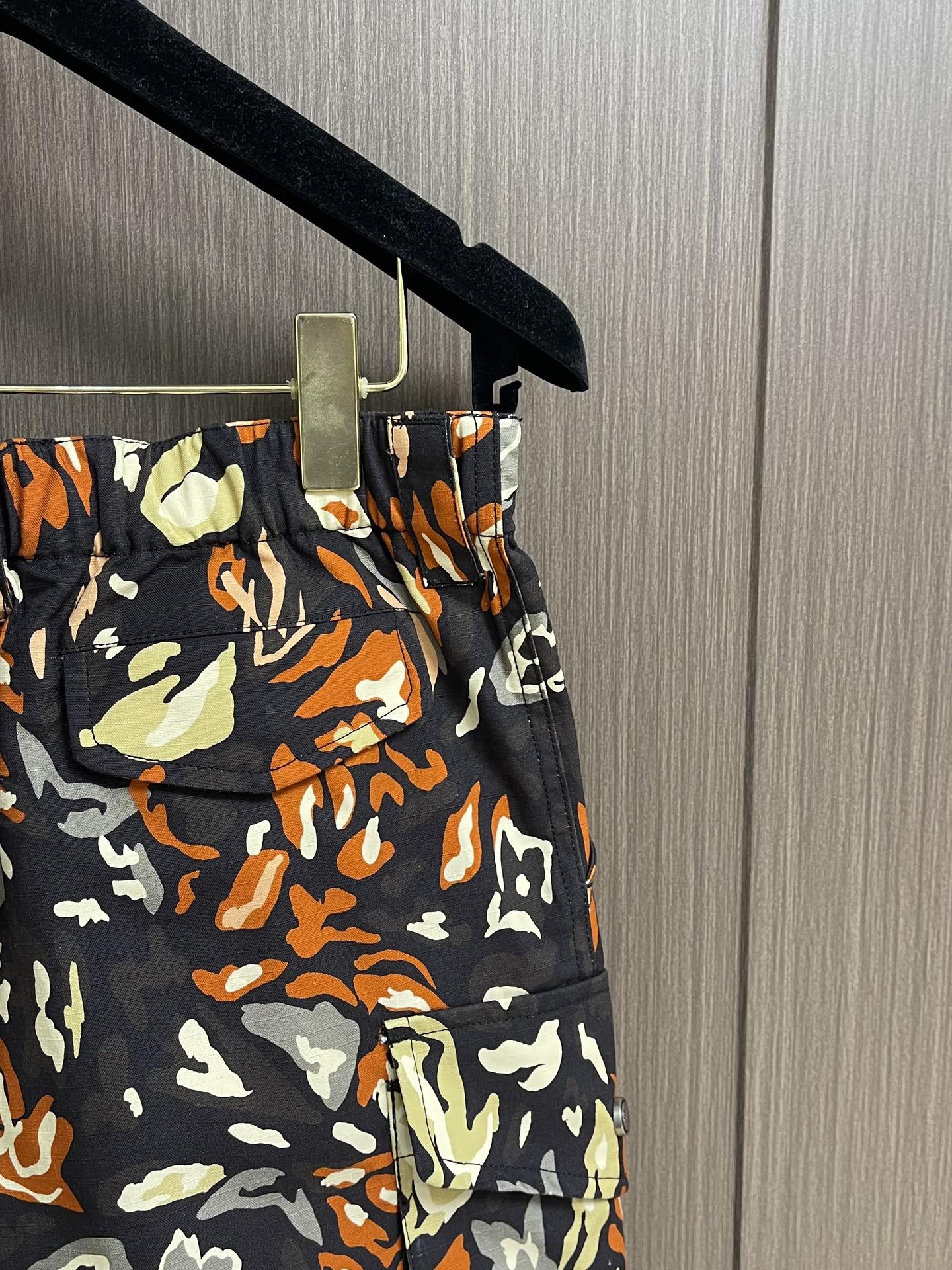 LV 2025FW早秋新品风琴袋迷彩工装长裤，本款都市工装裤为 LV Camo 图案含蓄融入Monogr