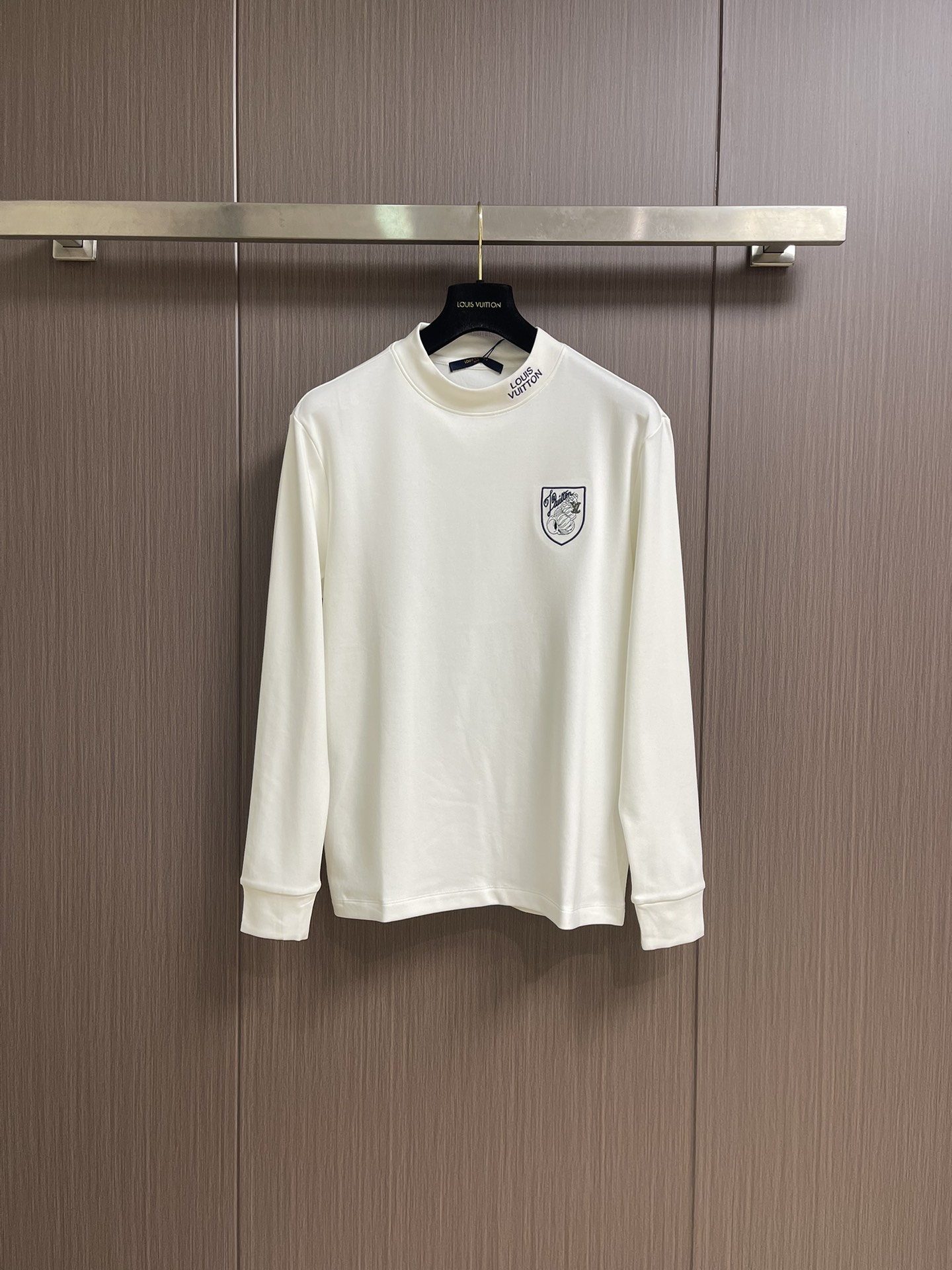 NO:531263,LV 2025fw three-dimensional logo embroidered logo long-sleeved T-shirt, customized 260g cotton double yarn tight and smooth fabric, clean cloth surface, clear cloth pattern, very delicate and solid feel, more strong, tight and wear-resistant, three-dimensional positioning and tailoring of the dress. Size M-3XL,,louis vuitton,tees, t-shirt,alexander wang19860909LV 2025fw立体标识刺绣logo长袖t恤,定制260g全棉双纱紧密爽滑面料,布面干净,布纹清晰,手感非常细腻扎实,更加力挺 紧实耐磨,整衣立体定位剪裁.尺码M-3XL,,louis vuitton,tees，t-shirt,alexander wang,Men's clothing