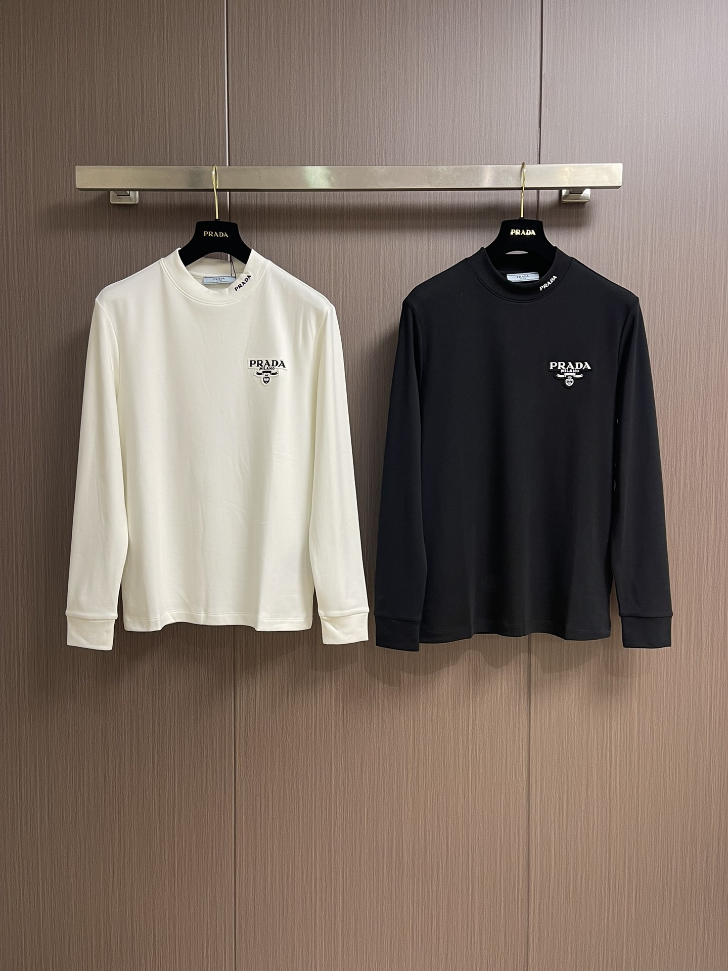 PRADA 品牌标识刺绣圆领长袖T恤，采用高品质纯棉，软糯亲肤还特显质感，光溜溜的但又有扎实的厚度，不是