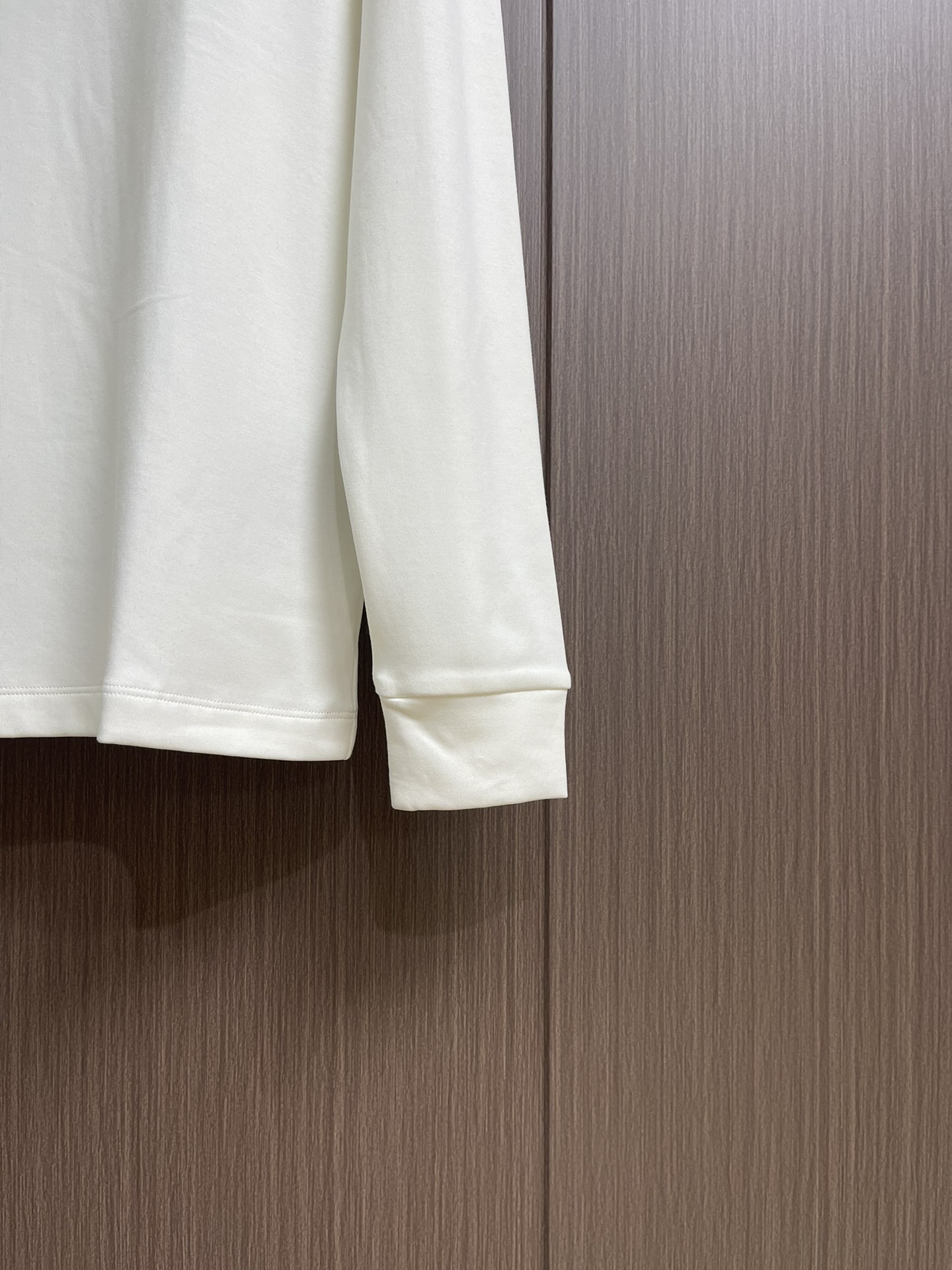 PRADA 品牌标识刺绣圆领长袖T恤，采用高品质纯棉，软糯亲肤还特显质感，光溜溜的但又有扎实的厚度，不是