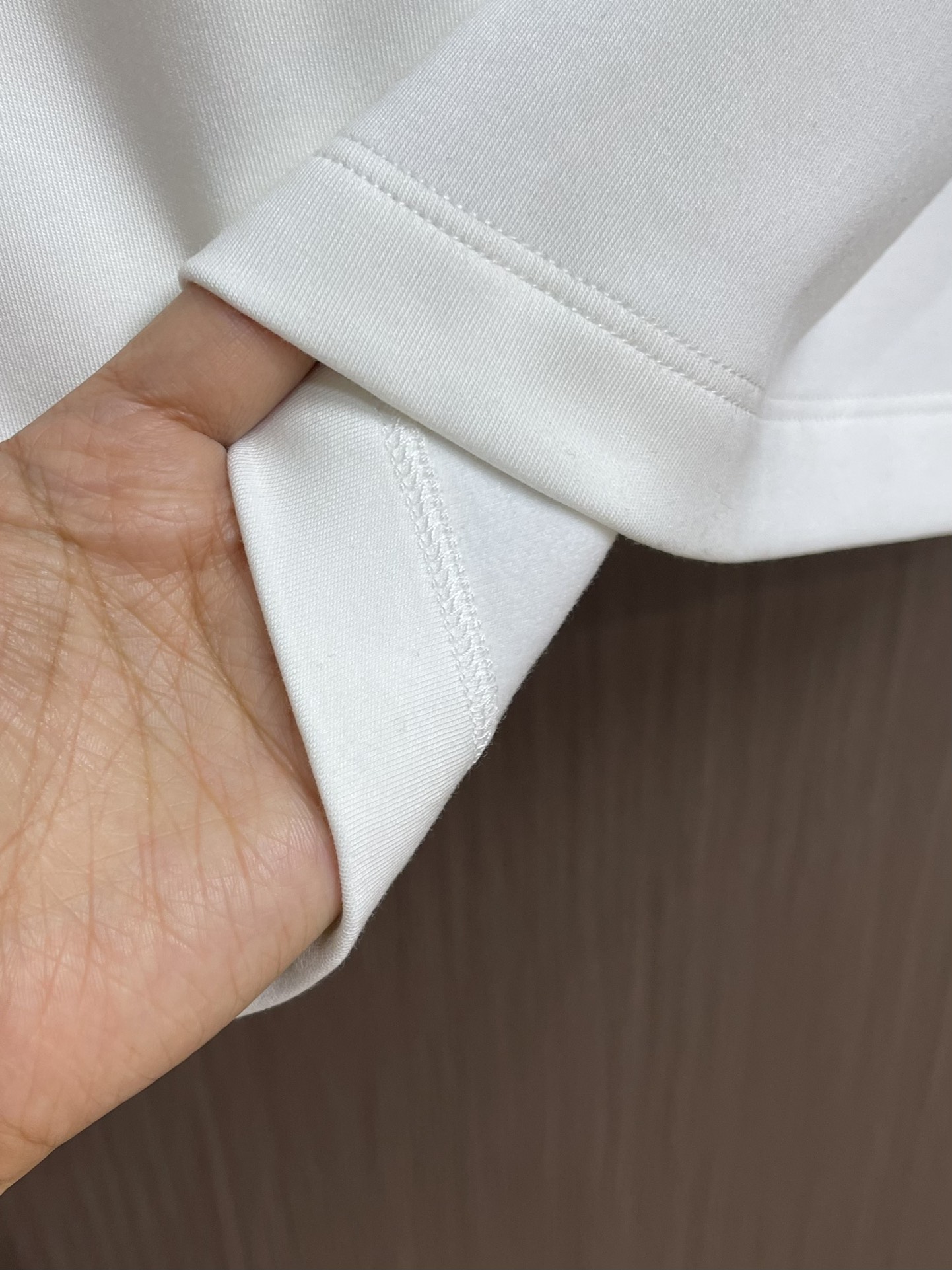 PRADA 品牌标识刺绣圆领长袖T恤，采用高品质纯棉，软糯亲肤还特显质感，光溜溜的但又有扎实的厚度，不是