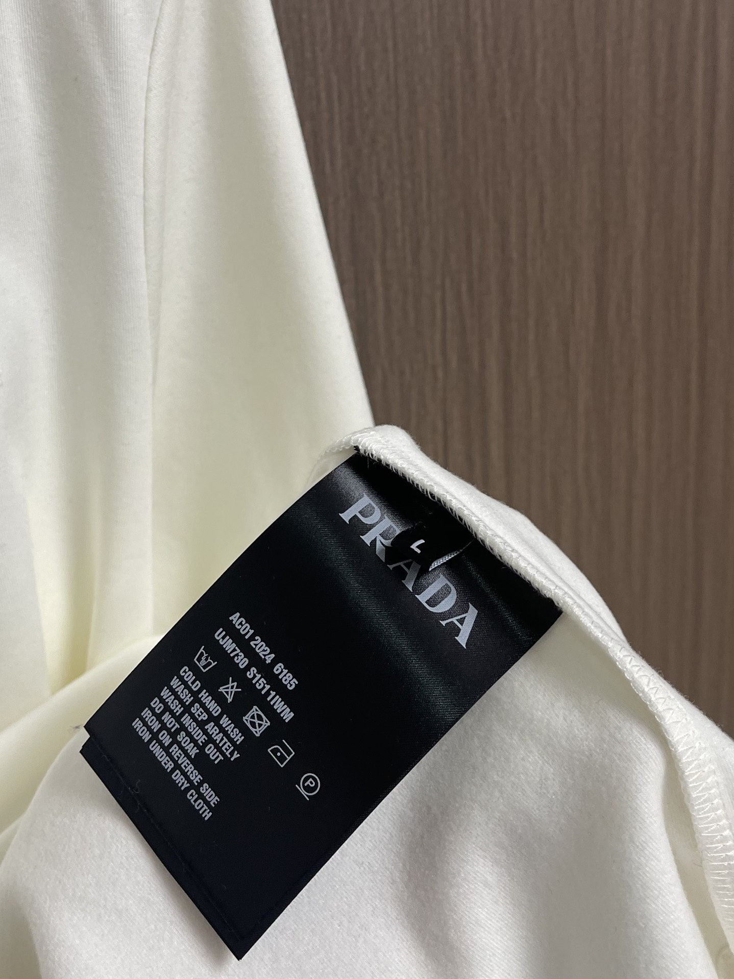 PRADA 品牌标识刺绣圆领长袖T恤，采用高品质纯棉，软糯亲肤还特显质感，光溜溜的但又有扎实的厚度，不是