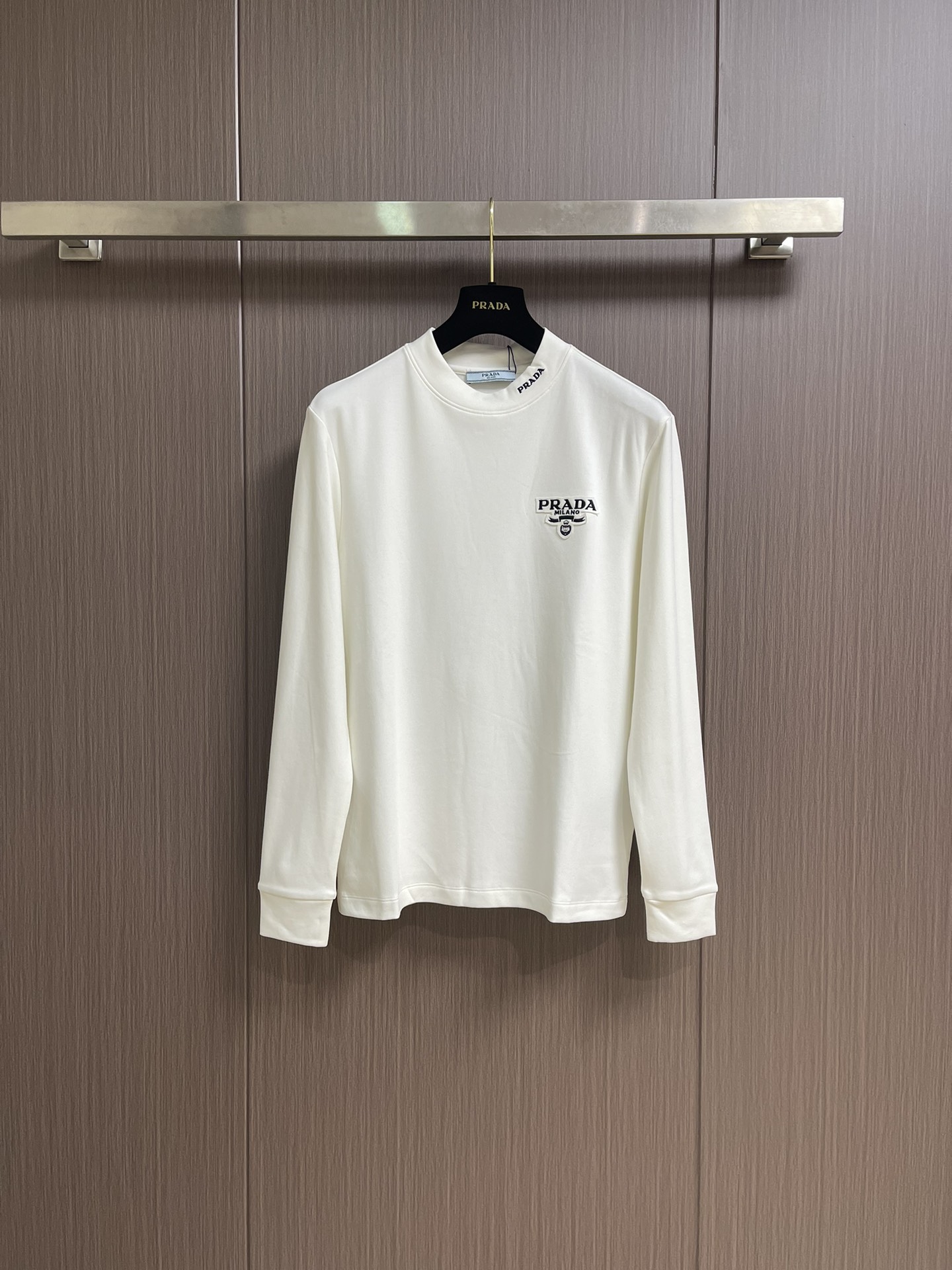 PRADA 品牌标识刺绣圆领长袖T恤，采用高品质纯棉，软糯亲肤还特显质感，光溜溜的但又有扎实的厚度，不是