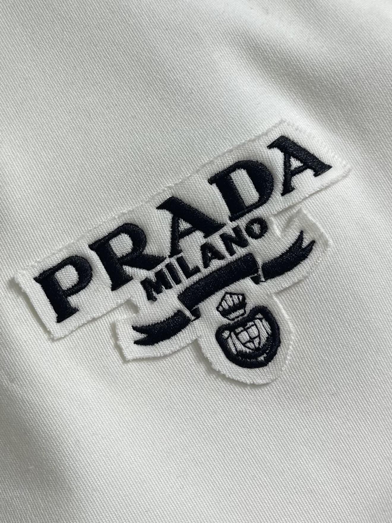 PRADA 品牌标识刺绣圆领长袖T恤，采用高品质纯棉，软糯亲肤还特显质感，光溜溜的但又有扎实的厚度，不是