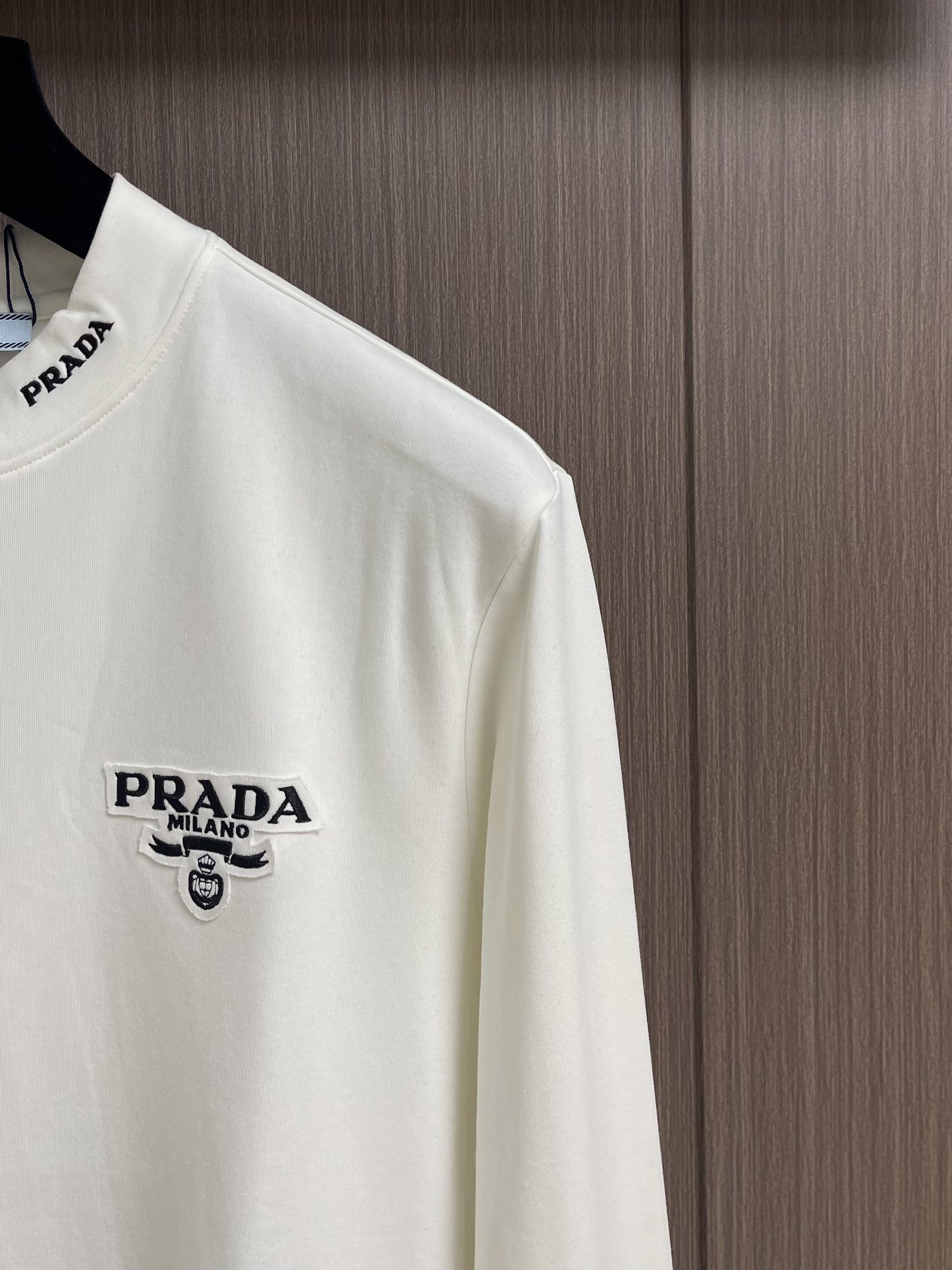 PRADA 品牌标识刺绣圆领长袖T恤，采用高品质纯棉，软糯亲肤还特显质感，光溜溜的但又有扎实的厚度，不是