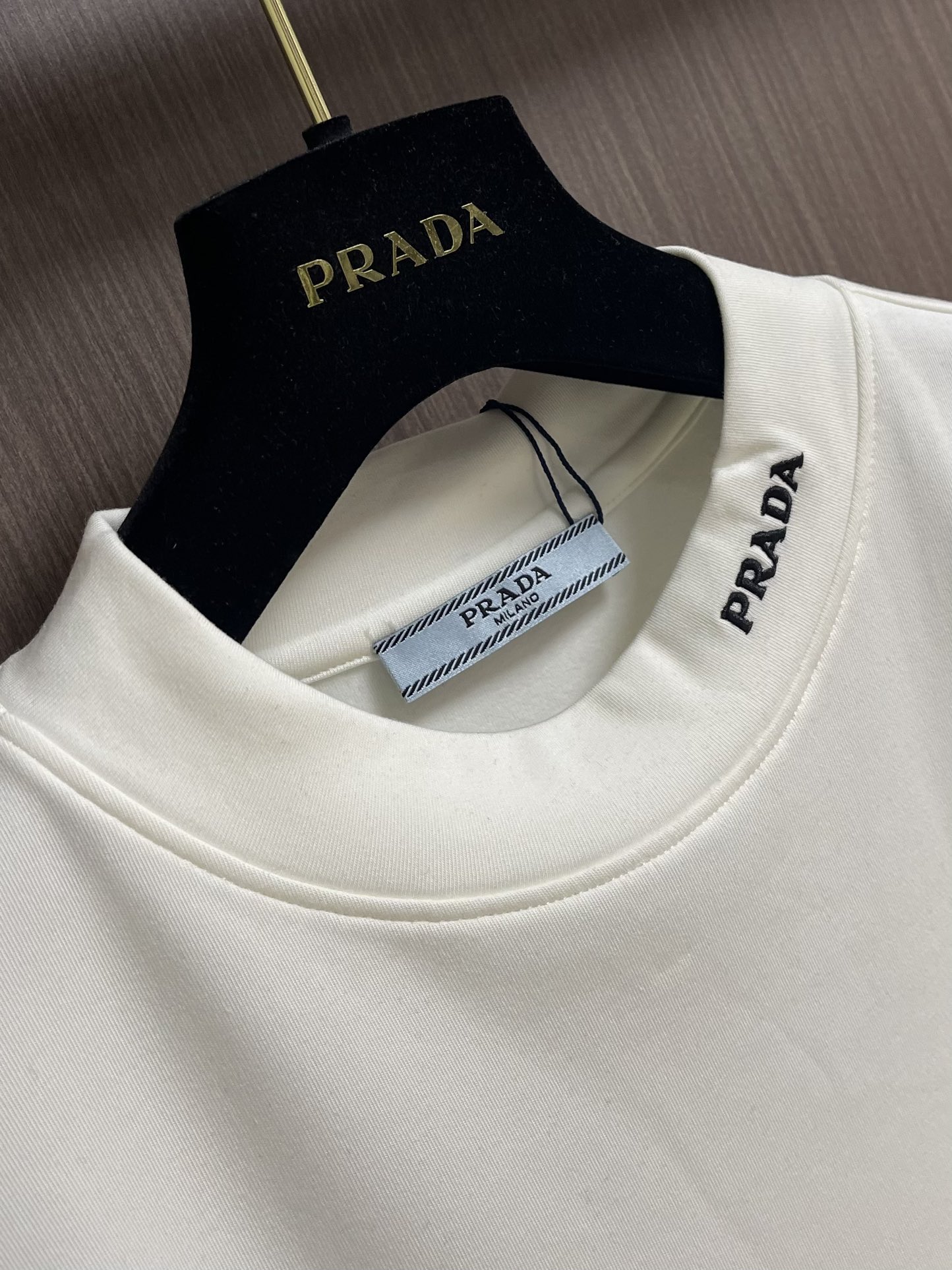 PRADA 品牌标识刺绣圆领长袖T恤，采用高品质纯棉，软糯亲肤还特显质感，光溜溜的但又有扎实的厚度，不是