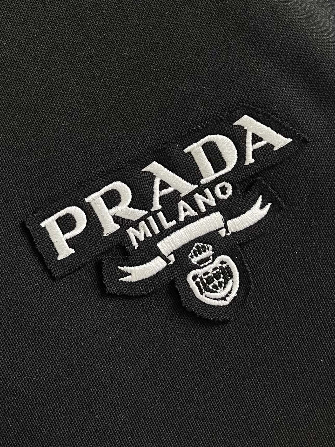 PRADA 品牌标识刺绣圆领长袖T恤，采用高品质纯棉，软糯亲肤还特显质感，光溜溜的但又有扎实的厚度，不是