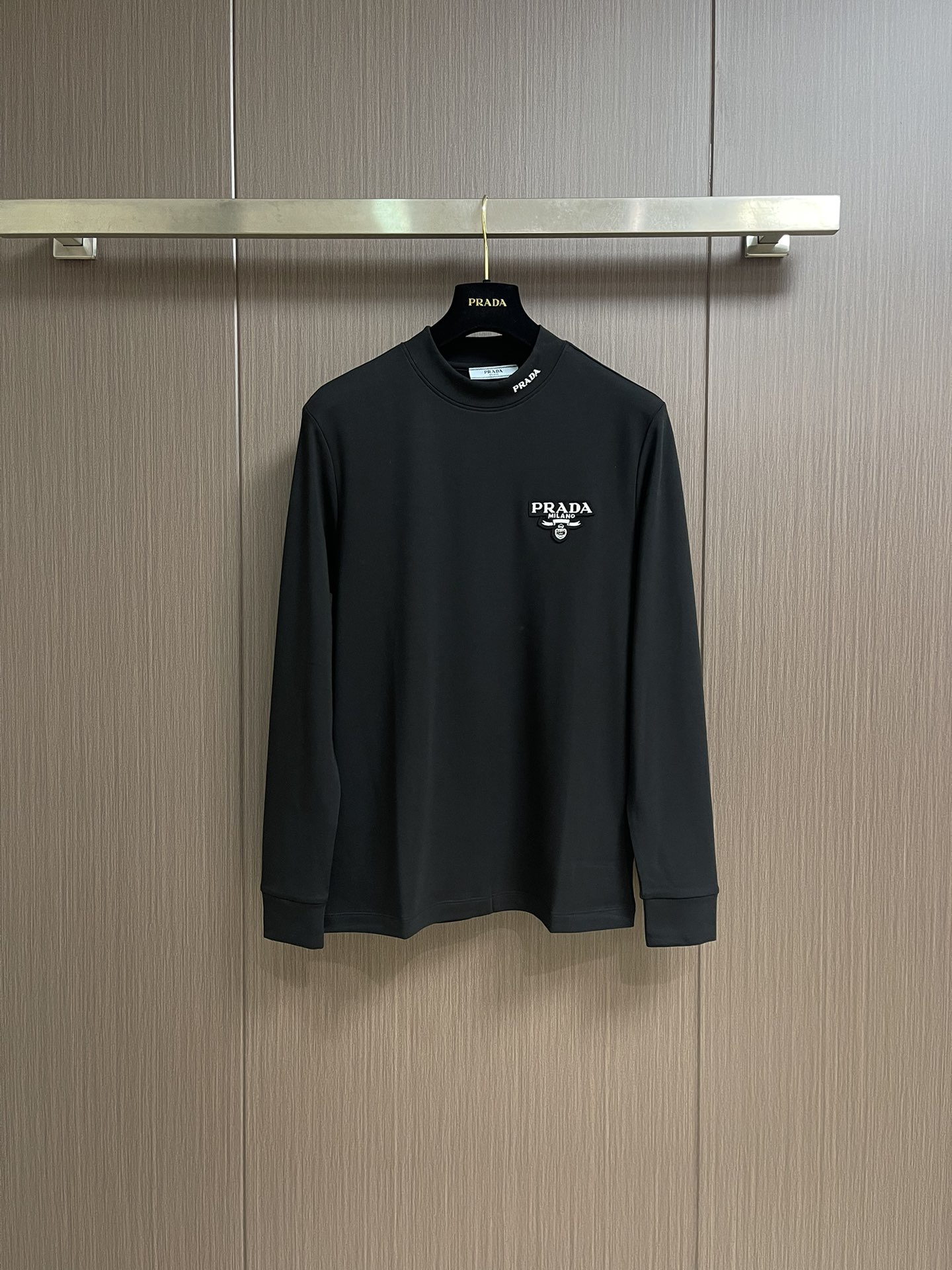 NO:531265,PRADA brand logo embroidered round neck long-sleeved T-shirt, which is made of high-quality pure cotton, soft and skin-friendly and has a special texture. It is smooth but has a solid thickness. It is not the kind of cheap product that can be deformed at once!  The embroidered letters on the chest are clear and three-dimensional, instantly filling the sense of high-end, low-key and recognizable!  The cuffs and hem are treated with particularly neat curling edges, and the seams are as uniform as the machine has calculated carefully. No matter how many times you wash them, you won’t deform the curling edges!  The cuffs and hem are treated with particularly neat curling edges. They will not deform and curl the edges even if washed a few times. They can be matched with many types of clothing to create a fashionable look. Customized accessories, complete three standards, sizes M-3XL, prada,tees, t-shirt, alexander wang19860909PRADA 品牌标识刺绣圆领长袖T恤,采用高品质纯棉,软糯亲肤还特显质感,光溜溜的但又有扎实的厚度,不是那种一扯就变形的廉价货！胸口贴布刺绣字母清晰立体,瞬间把高级感拉满,低调又有辨识度！袖口和下摆的处理,卷边特别工整,缝线均匀得像机器精密计算过,水洗多少次都不会变形翘边！袖口和下摆的处理,卷边特别工整,水洗少次都不会变形翘边,能与多类型服饰搭配营造时尚造型,定制辅料,三标齐全,尺码M-3XL,,prada,tees，t-shirt,alexander wang,Men's clothing