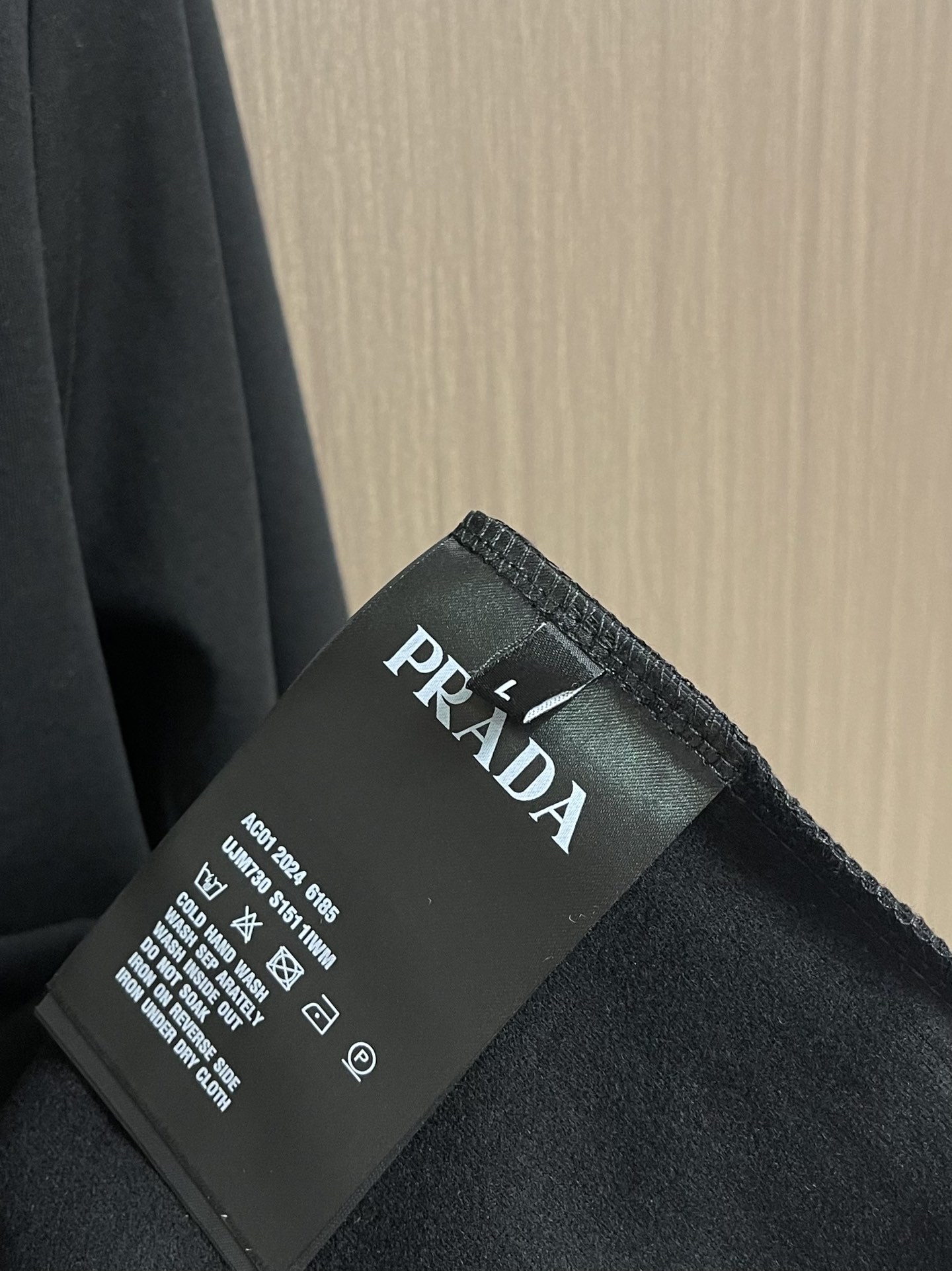 PRADA 品牌标识刺绣圆领长袖T恤，采用高品质纯棉，软糯亲肤还特显质感，光溜溜的但又有扎实的厚度，不是