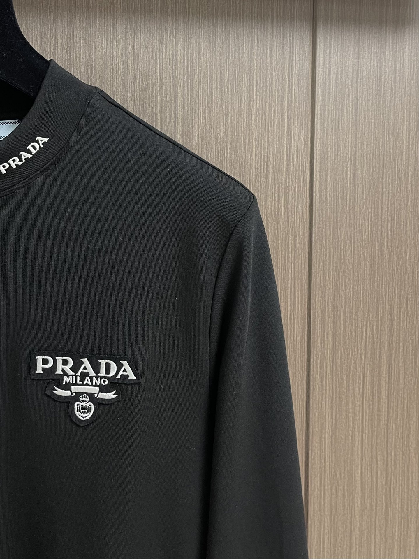 PRADA 品牌标识刺绣圆领长袖T恤，采用高品质纯棉，软糯亲肤还特显质感，光溜溜的但又有扎实的厚度，不是
