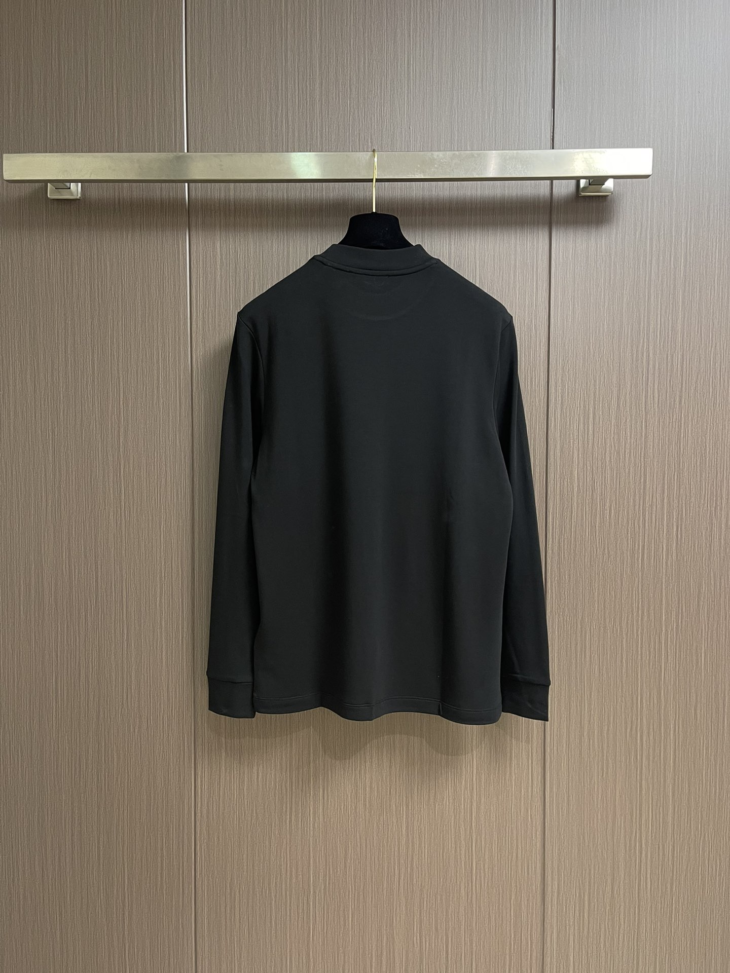 PRADA 品牌标识刺绣圆领长袖T恤，采用高品质纯棉，软糯亲肤还特显质感，光溜溜的但又有扎实的厚度，不是