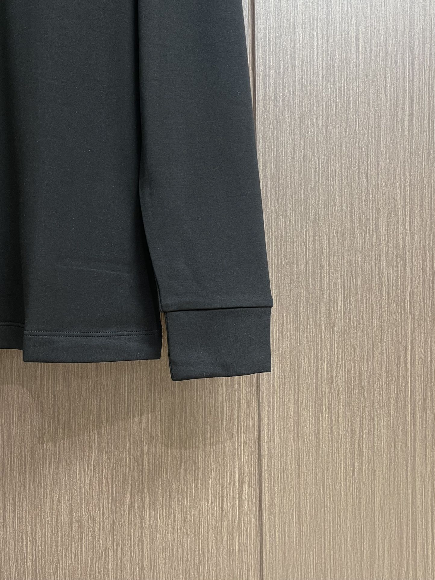 PRADA 品牌标识刺绣圆领长袖T恤，采用高品质纯棉，软糯亲肤还特显质感，光溜溜的但又有扎实的厚度，不是