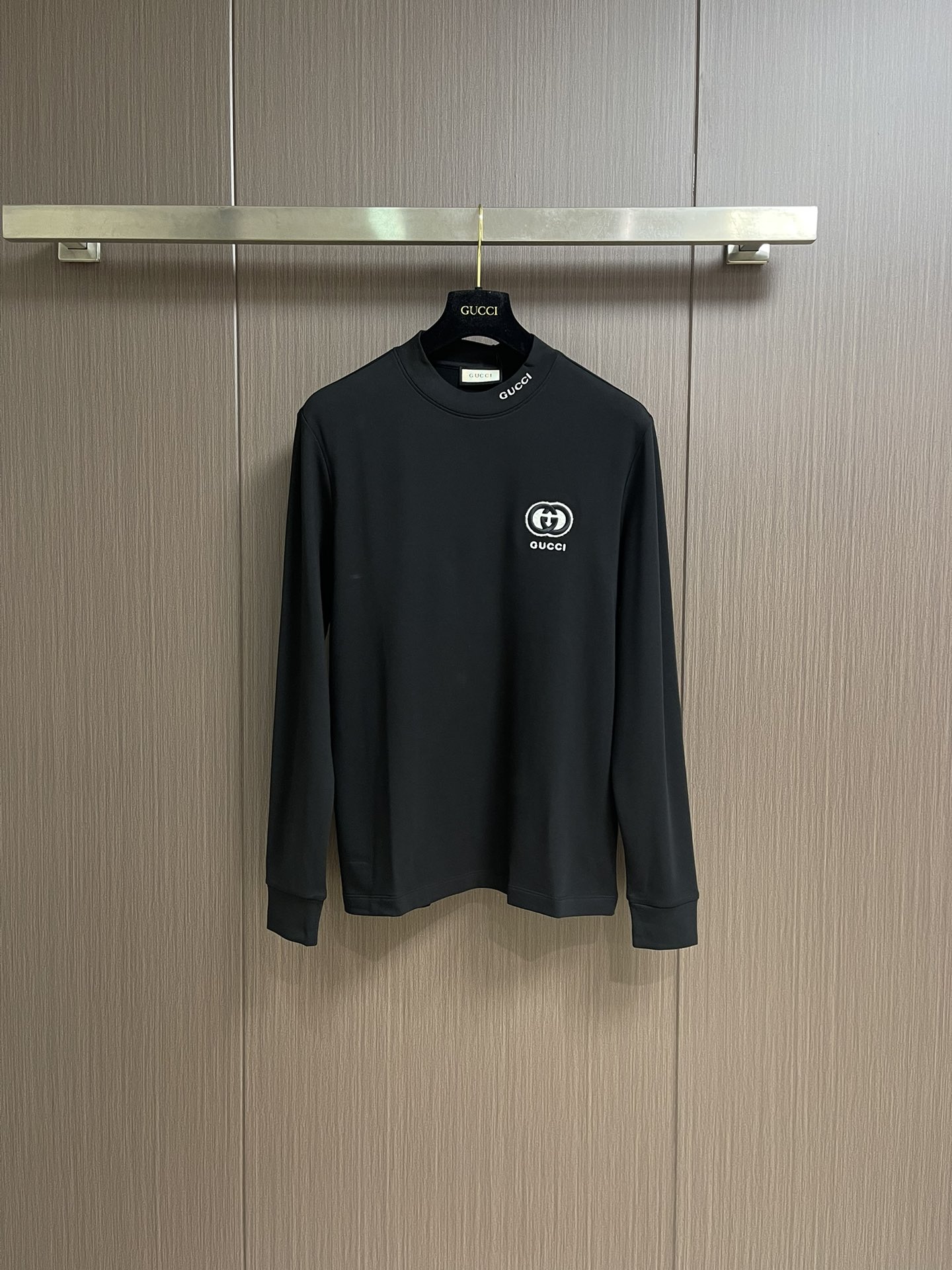 NO:531269,GUCCI 2025ss autumn new round neck long-sleeved T-shirt!  Contrast collar with heavy industry and embroidery!  Special-spoke tight cotton fabric, hem loose design, gram weight 380g, uniform and glossy. The three-dimensional shape is stable and not easy to deform; the upper body is strong and stylish!  Size M-3XL, gucci,tees, t-shirt,alexander wang19860909GUCCI 2025ss秋季新品圆领长袖T恤！撞色领搭配重工、刺绣！特纺紧密棉面料,下摆散口设计,克重380g,均匀有光泽度.立体造型稳定,不易变形；上身力挺有型！尺码M-3XL,,gucci,tees，t-shirt,alexander wang,Men's clothing