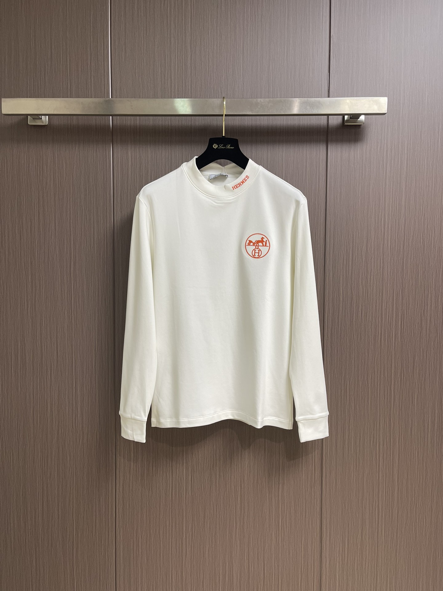 NO:531255,HERMES 2025SS autumn and winter round neck long-sleeved T-shirt, mercerized and woven, fashionable logo embroidery!  The upper body of ammonia fabric is comfortable and smooth, and the pure cotton combed and tight spinning process make the fabric smooth and tight to achieve the high-end feeling of the overall fabric. It is professionally provided by the big brands, and the quality is absolutely guaranteed. The overall high breathability and soft texture is more prominent, and the full cotton texture causes extreme comfort. The washing performance is high. The workmanship of the whole piece perfectly reflects the brand's design concept and excellent production process. Size M-3XL, hermes, tees, t-shirt, alexander wang19860909HERMES 2025SS秋冬圆领长袖T恤,氨丝光磨毛,时尚logo刺绣！氨面料上身舒适爽滑,纯棉精梳加上紧密纺纱工艺又使面料光滑紧密得到整体面料的高级感,大牌专业提供,质量绝对保证.整体高透气和柔软性的质感更加凸显,饱满的棉质感引起极度舒适.耐洗性能高.整件的做工完美体现出品牌的设计理念和精良的制作工艺.尺码M-3XL,,hermes,tees，t-shirt,alexander wang,Men's clothing