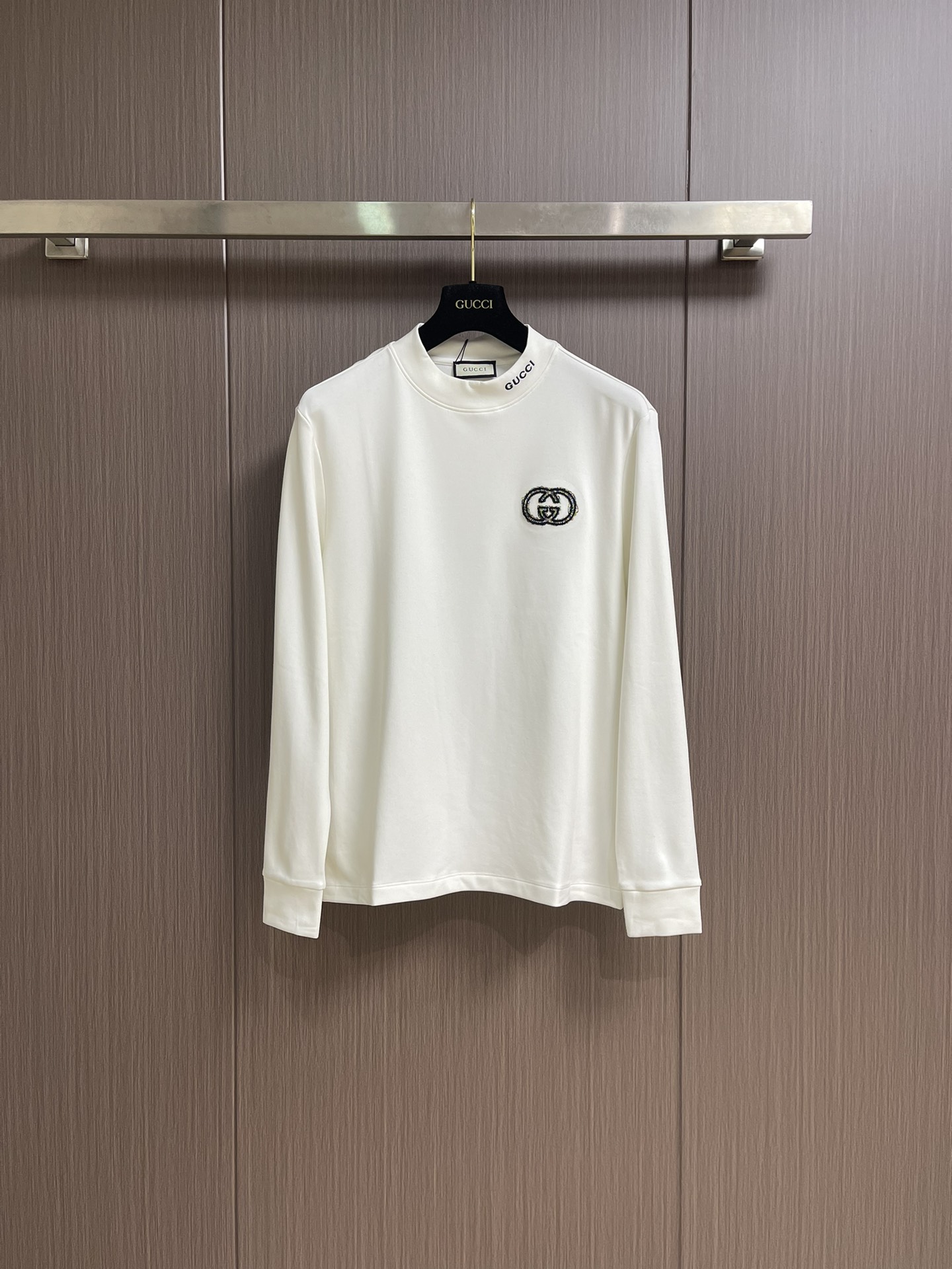 NO:531257,GUCCI 2025ss autumn new round neck long-sleeved T-shirt!  Contrast collar with heavy industry and embroidery!  Special-spoke tight cotton fabric, hem loose design, gram weight 380g, uniform and glossy. The three-dimensional shape is stable and not easy to deform; the upper body is strong and stylish!  Size M-3XL, gucci,tees, t-shirt,alexander wang19860909GUCCI 2025ss秋季新品圆领长袖T恤！撞色领搭配重工、刺绣！特纺紧密棉面料,下摆散口设计,克重380g,均匀有光泽度.立体造型稳定,不易变形；上身力挺有型！尺码M-3XL,,gucci,tees，t-shirt,alexander wang,Men's clothing