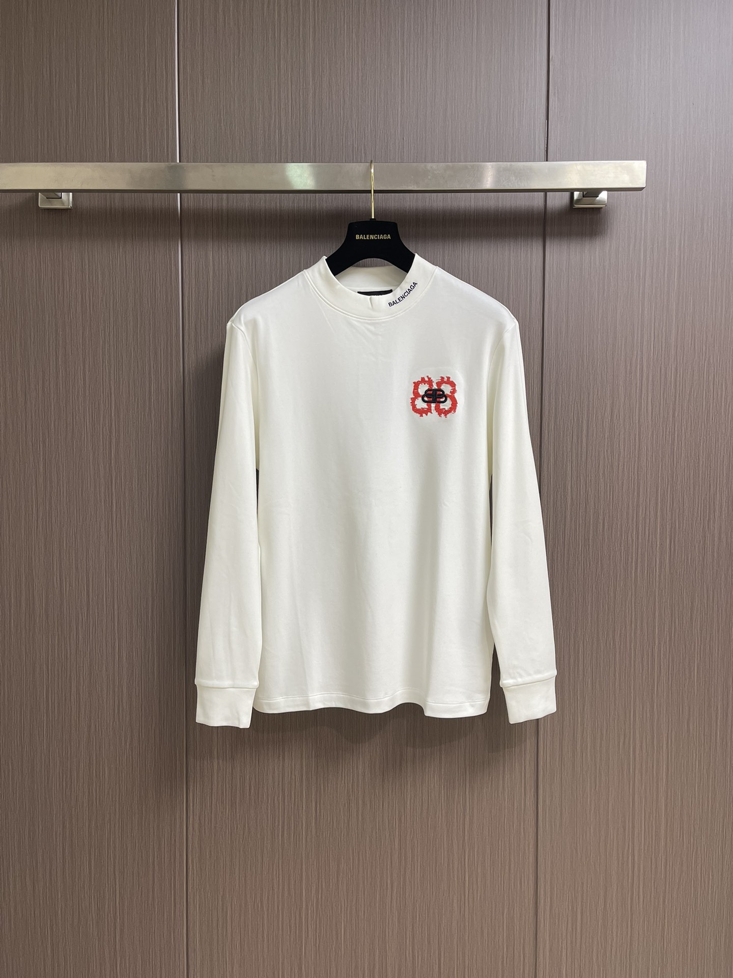 NO:548540,Balenciaga embroidery logo logo logo long-sleeved T-shirt, using fixed-woven and dyed pure cotton fabric, soft and comfortable to touch, and uses the ten-point embroidery process. Its characteristic is that it uses high performance to create a sense of layering on the embroidery pattern. The color is consistent and there is no color difference. The overall line is straight and thin to create a fashionable shape. It controls various occasions, customizes auxiliary materials, complete three standards, the same style as men and women!  Size M-3XL, balenciaga,tees, t-shirt,alexander wang19860909Balenciaga 刺绣logo标识长袖T恤,采用定织定染纯棉面料 手感柔软舒适 运用万针刺绣工艺 其特点是使用具有高性能使刺绣图案上创造出一种层次感 颜色一致无色差 整体走线平直细营造时尚造型,驾驭各种场合,定制辅料,三标齐全,男女同款！尺码M-3XL,,balenciaga,tees，t-shirt,alexander wang,Men's clothing