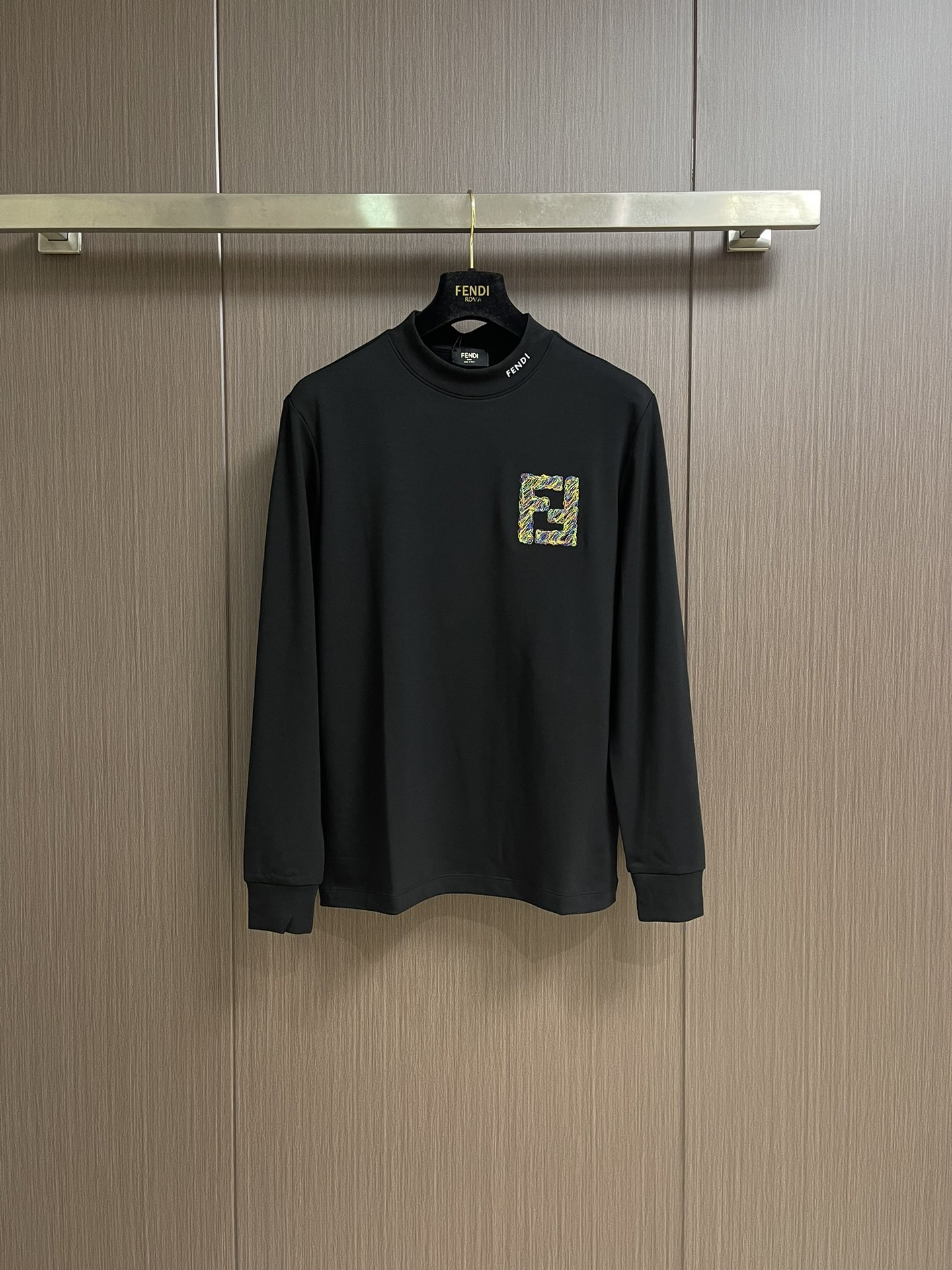 NO:530144,FENDI 2025SS early autumn round neck long-sleeved T-shirt, imported original fabric, top-grade embroidery craft letter pattern logo, unique design, comfortable and breathable upper body, extremely high grade, and handsome upper body. Size M-3XL, fendi,tees, t-shirt, alexander wang19860909FENDI 2025SS早秋圆领长袖t恤,进口原版面料,顶级刺绣工艺字母图案logo,独特设计,上身舒适透气,档次极高,上身帅气十足.尺码M-3XL,,fendi,tees，t-shirt,alexander wang,Men's clothing