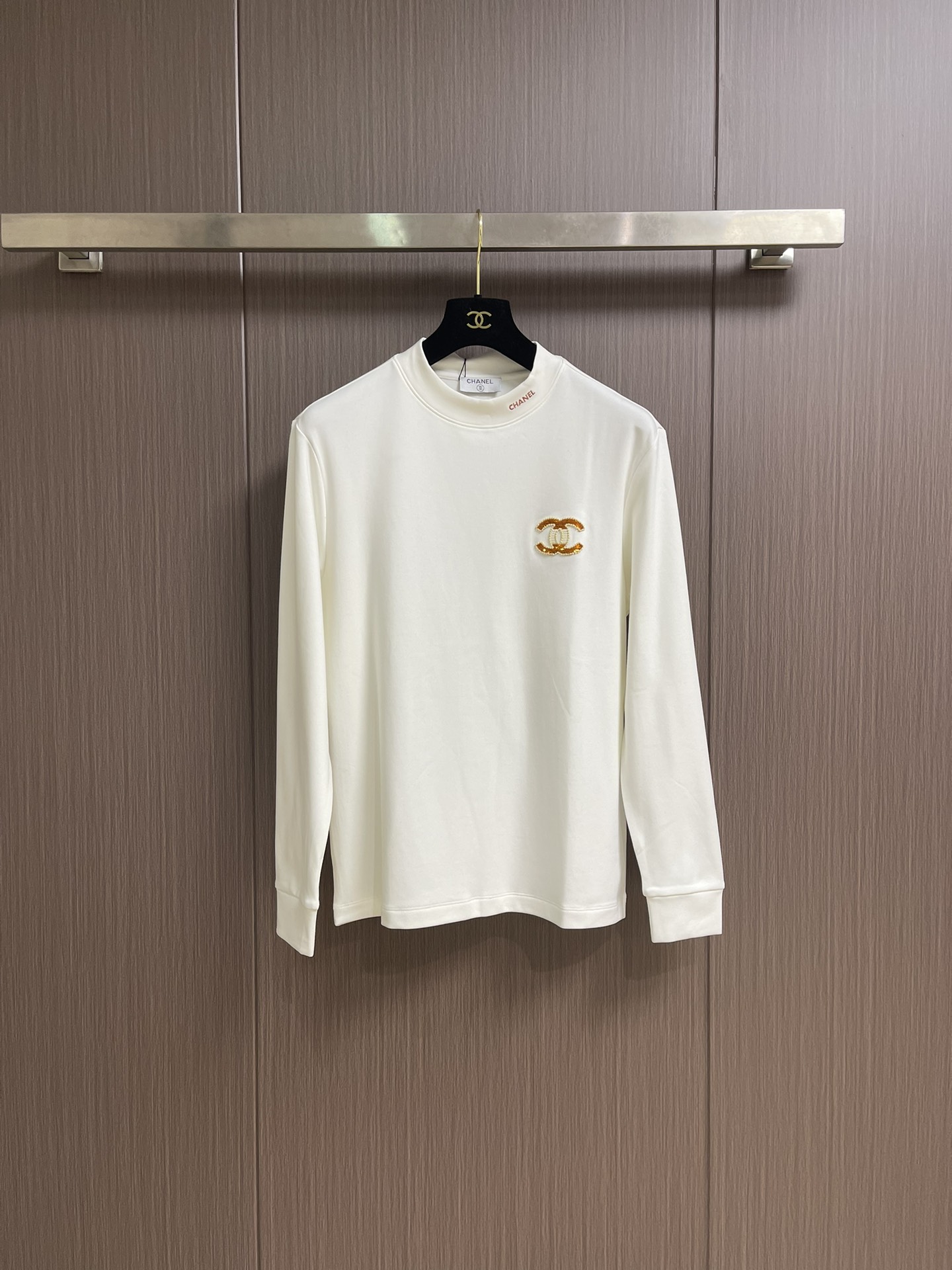 NO:530121,Chanel 2025ss early autumn new embroidered letter logo long-sleeved T-shirt, cut design is today's trend, a new era of street style.  Customer-supplied knitted cotton fabric.  The overall neatness shows perfect effect, and the process-based washing makes the cotton material more fit and thick, smooth and drooping.  Size M-3XL, Chanel,tees,t-shirt,alexander wang19860909Chanel 2025ss早秋新款刺绣字母标识长袖t恤,裁剪设计为当今的潮流趋势,街头风格的新纪元．客供针织棉面料．整体工整度呈现完美效艺,工艺化水洗让棉料更为贴合厚实,柔滑垂坠．尺码M-3XL,,chanel,tees，t-shirt,alexander wang,Men's clothing