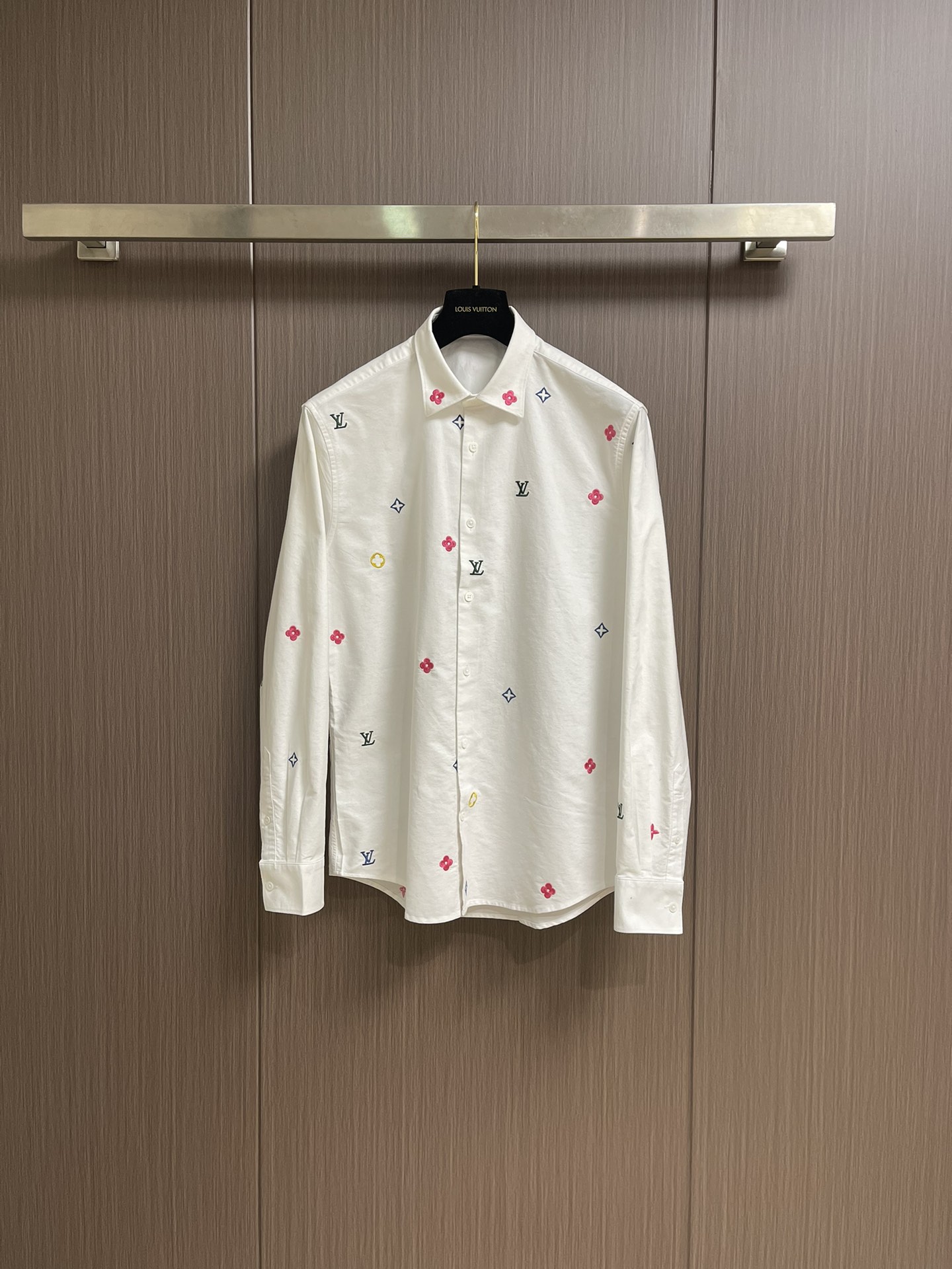 NO:530124,LV letter logo embroidered long-sleeved shirt, full of embroidery to break the silence, classic lapels are neatly cut, colorful threads bloom silently in dark colors, branches and vines coil LV badges, diamonds and rings are secretly speaking between stitches, which is a conversation between noble and unruly. Size S-XXL S S shoulder width 46cm bust 102cm long 76cm M S shoulder width 47cm bust 106cm long 77.5cm L S shoulder width 48cm bust 110cm long 79cm XL S shoulder width 49cm bust 114cm long 80.5cm XXL S shoulder width 50cm bust 118cm long 82cm, louis vuitton,shirts,alexander wang19860909LV 字母logo标识绣花长袖衬衫,满身绣花刺破沉寂,经典翻领利落裁刻,彩线于暗色中缄默绽放,枝蔓盘绕LV徽章,菱形与圆环在针脚间密语,是矜贵与不羁的对谈.尺码S-XXL S码肩宽46cm胸围102cm衣长76cm M码肩宽47cm胸围106cm衣长77.5cm L码肩宽48cm 胸围110cm 衣长79cm XL码肩宽49cm 胸围114cm 衣长80.5cm XXL码肩宽50cm 胸围118cm 衣长82cm,,louis vuitton,shirts,alexander wang,Men's clothing