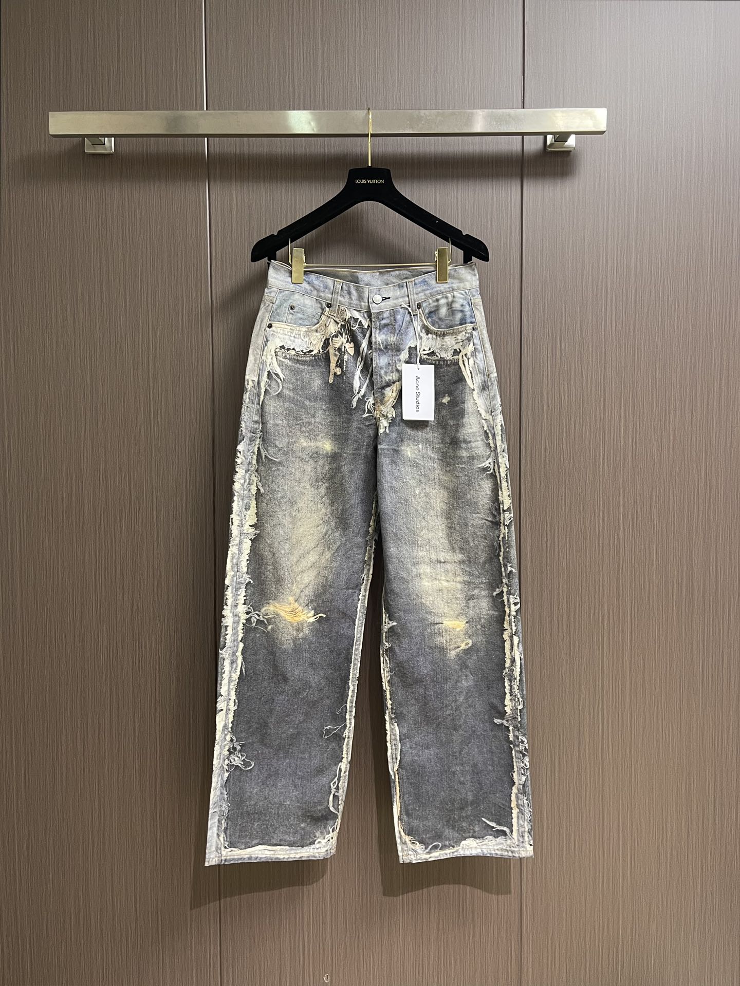 NO:530150,Acne Studios 3D printed fake two old jeans with grinding and non-elastic fabrics, which can produce a 3D effect. Eight printing details were corrected before and after, six times of color adjustment, and then laser burning positioning and cutting. The overall wiring is straight and delicate, the fabric is comfortable and soft, and the color is consistent and colorless. It can be matched with the same style to create a fashionable look. It can handle various occasions, customize hardware, threads, auxiliary materials, and the same style for men and women. Size 42-44-46-48-50-52-54,,acne studios,dior,jeans,alexander wang19860909Acne Studios 3D打印印花假两件做旧牛仔裤,磨毛无弹面料,才能出得来3D的效果,前前后后修正了八次印花细节,六次调色,再由激光烧花定位裁剪,整体走线平直细腻,面料舒适柔软,颜色一致无色差能与同款搭配营造时尚造型,驾驭各种场合,定制五金 螺纹 辅料 对版对位男女同款.尺码42-44-46-48-50-52-54,,acne studios,dior,jeans,alexander wang,Men's clothing