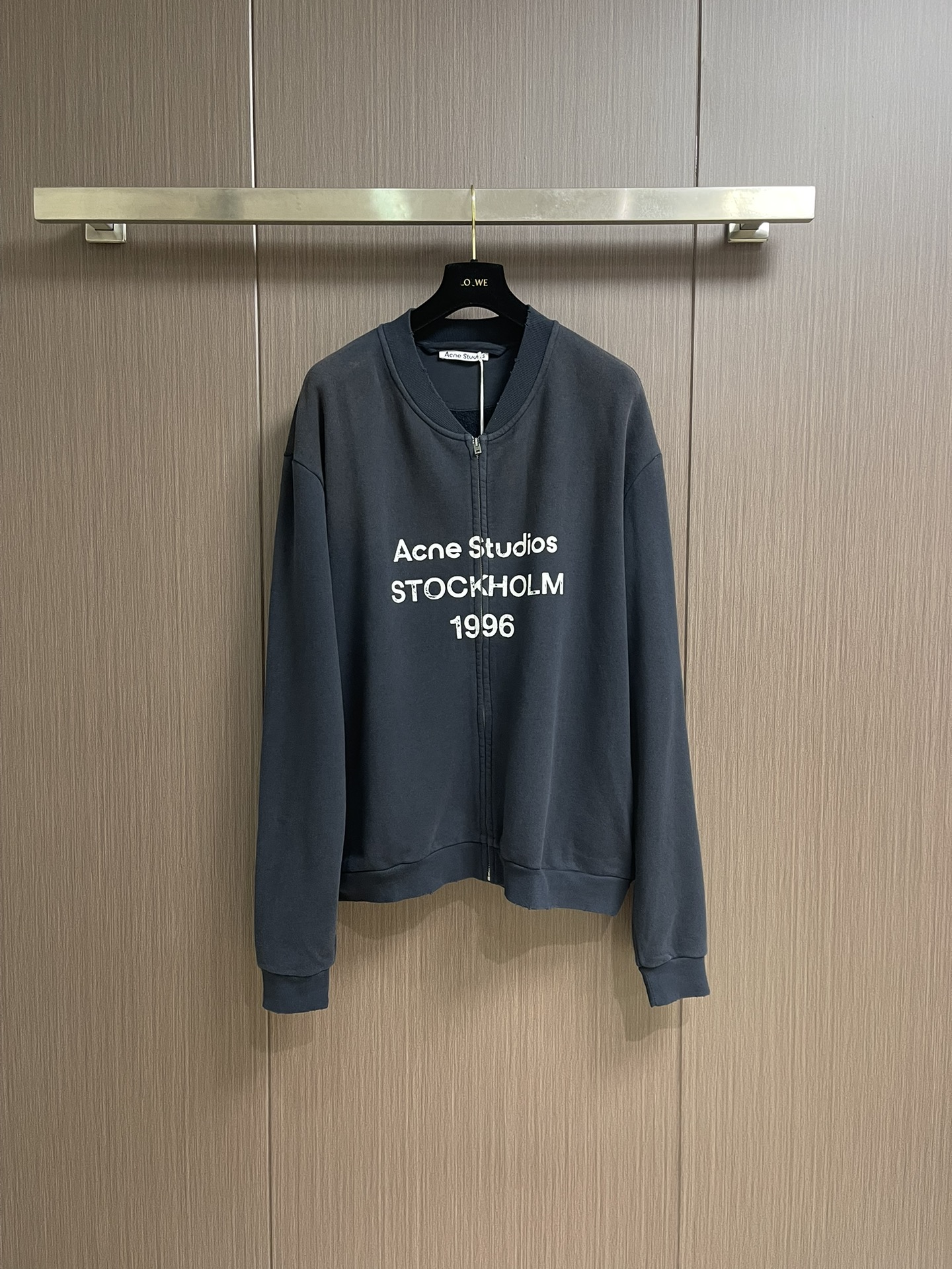 NO:530128,Acne Studios 2025SS printed zipper sweatshirt jacket, special machine woven to create a high-weight terry structure to ensure clarity and drape. The yarn is customized to achieve accurate color restoration. The surface wool is worn and worn by secondary polishing of the cartilage roller to form a short wool matte texture, and it is combined with enzyme washing and softening of fibers to present a natural and old texture. The effect of the raised wool ball is partially treated with the wool tuft to form a three-dimensional tuft. The wool density needs to be controlled to avoid excessive shedding. Size S-XL, acne studios, dior, hoodie, sweatshirts, jackets & coats, alexander wang19860909Acne Studios 2025SS印花做旧拉链卫衣外套,专机织造高克重毛圈结构,确保挺括性与垂感,纱线经定制染色达成精准色彩还原.表面磨毛做旧通过金刚砂辊二次打磨形成短绒雾面质感,配合酶洗软化纤维,呈现自然穿着旧化肌理.凸起毛球效果采用起毛工艺局部处理,形成立体毛簇,需控制起毛密度以避免过度脱落.尺码S-XL,,acne studios,dior,hoodie,sweatshirts,jackets & coats,alexander wang,Men's clothing