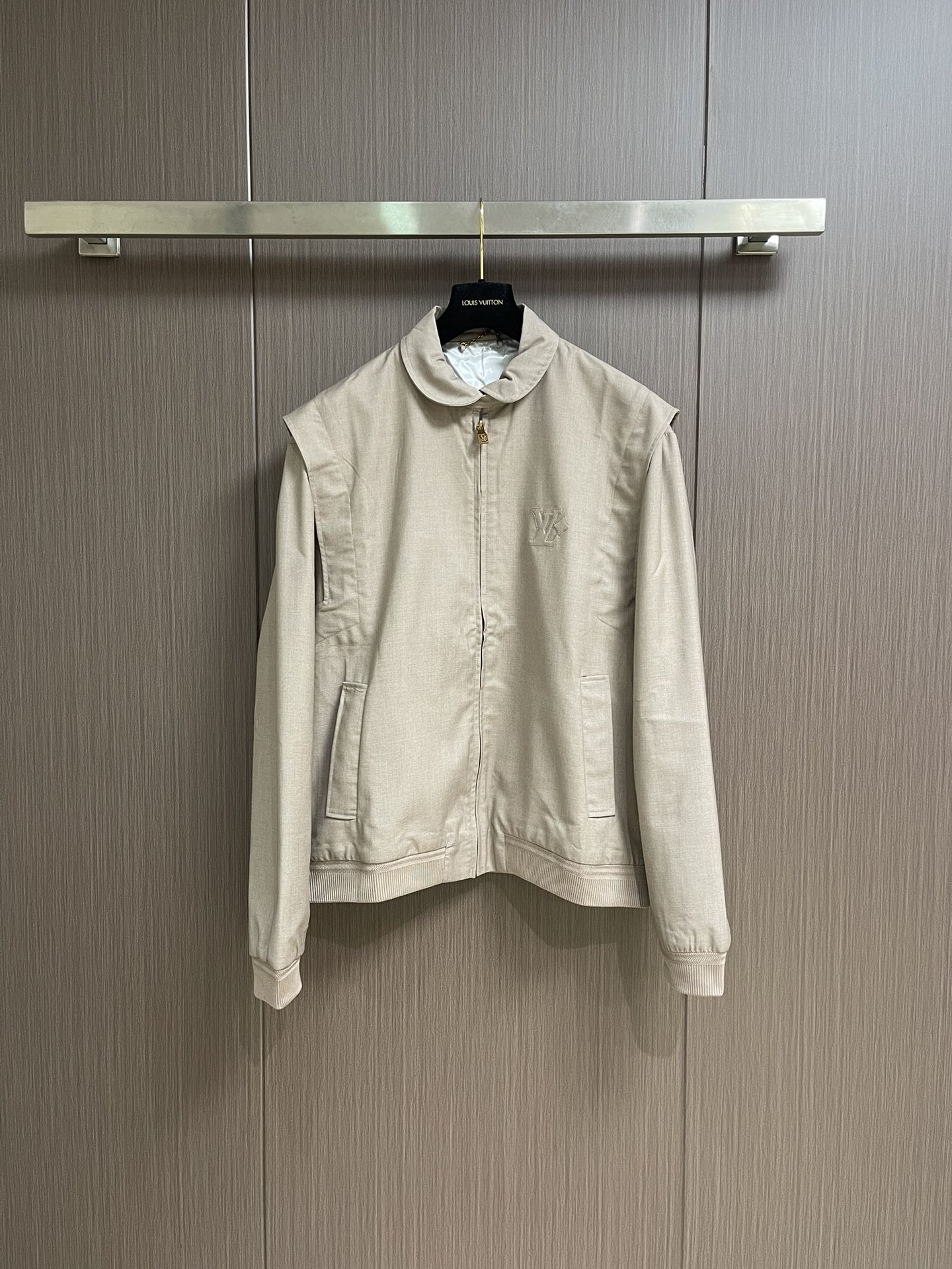 NO:530127,LV wool short silhouette stand-alone jacket jacket stitched wool light-mixed twill fabric and compounded. Small cylinder stitching colorless light color difference. Customized horizontal wool ribs. The opposite-sex pattern style is not different from the original. The shoulder knitted lining is spliced. The details are perfectly restored. The overall wiring is straight and delicate, the fabric is comfortable and soft, and the color is consistent and there is no color difference. It can be matched with the same style to create a fashionable look. It can be customized for various occasions, customized accessories, complete three standards, and the same style for men and women. Size S-XL,,louis vuitton, jackets & coats, jackets & coats, alexander wang19860909LV 羊毛短款廓形立领夹克外套 订织羊毛轻混斜纹面料并且做了复合处理 小缸订染无色光色差 配套订做横织羊毛罗纹 异性花纹风格与原版无差 双肩针织衬料拼接 细节完美还原.整体走线平直细腻,面料舒适柔软,颜色一致无色差 能与同款搭配营造时尚造型,驾驭各种场合,定制辅料,三标齐全,男女同款.尺码S-XL,,louis vuitton,jackets & coats,jackets & coats,alexander wang,Men's clothing