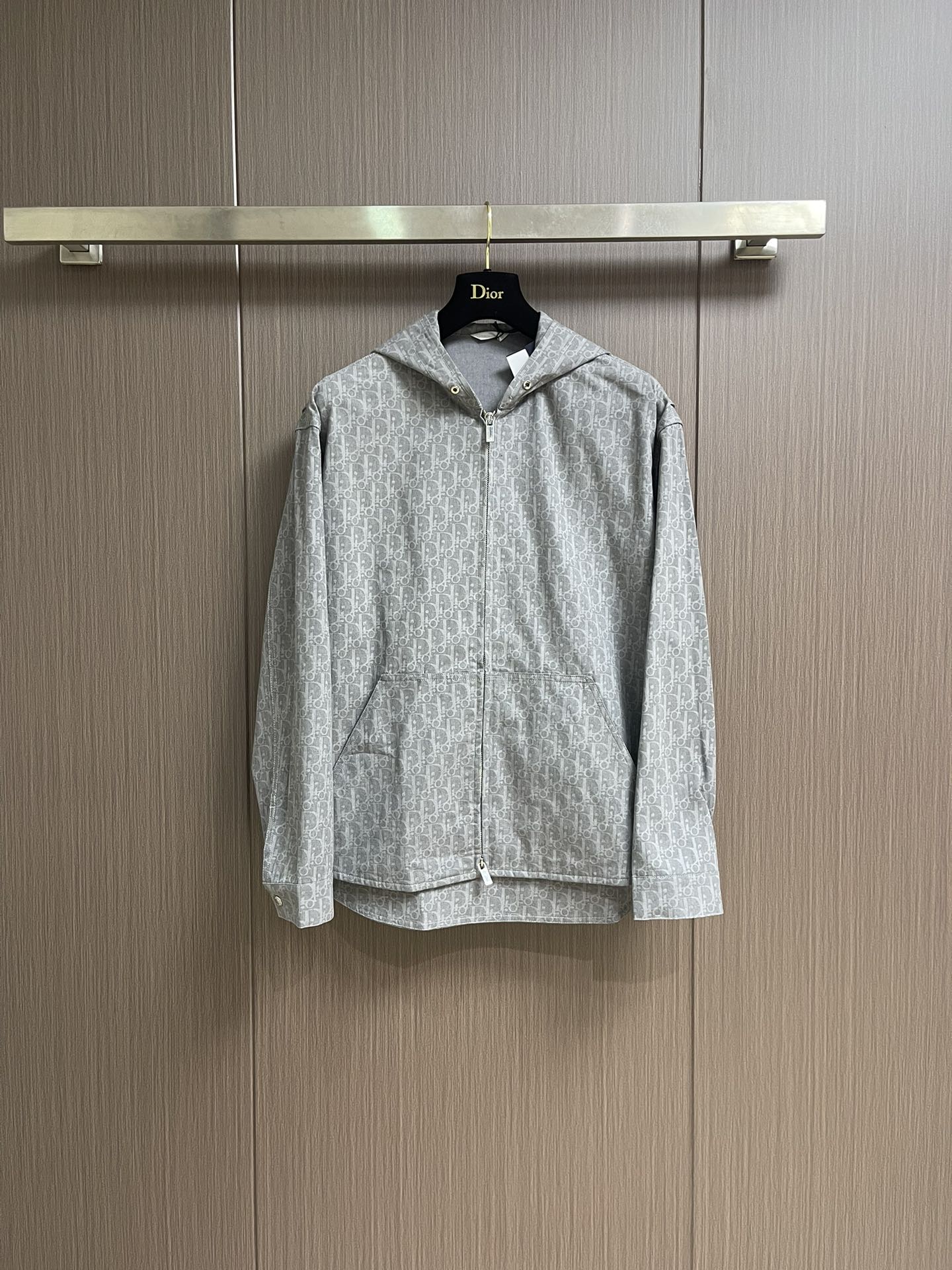 NO:530149,Dior hooded zipper jacket, this hooded zipper is decorated with Oblique prints, and a new interpretation of Dior's classic pattern. It is carefully crafted in gray cotton denim and the zipper is decorated with Dior logo. A unique and simple design can be matched with ornamental or more classic shapes. Size S-XL, dior, jackets & coats, hats, alexander wang19860909Dior 连帽拉链外套,这款连帽拉链通体饰以 Oblique 印花,全新演绎 Dior的经典图案.采用灰色棉质牛仔布精心制作,拉链饰以 Dior 标志.别出心裁的简约设计,可搭配饰或更为经典的造型.尺码S-XL,,dior,jackets & coats,hats,alexander wang,Men's clothing