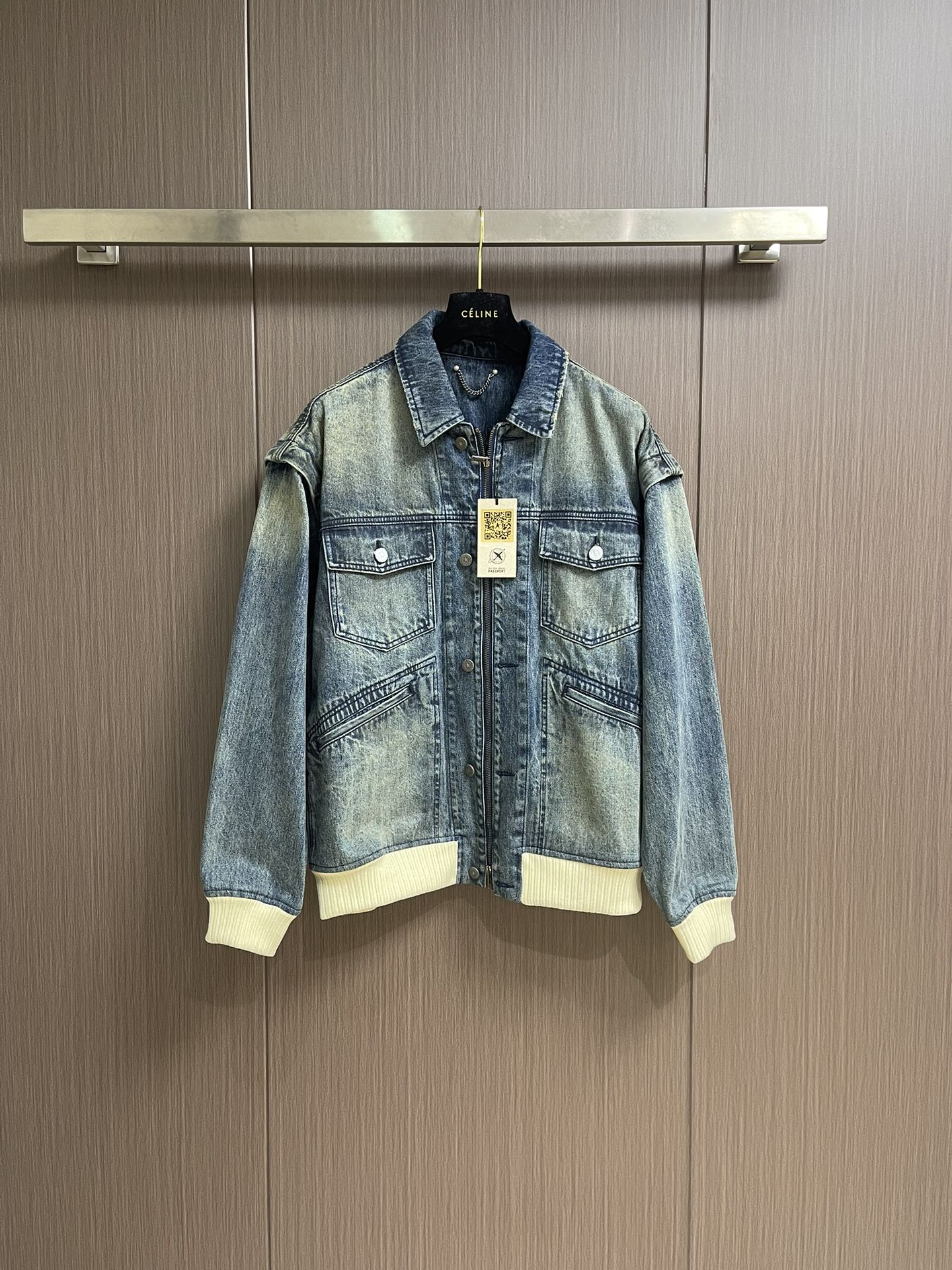 NO:530164,Golden Goose GGDB Yi Yang Qianxi's same style as detachable sleeves for men and women, the cut pieces are accurately cut by laser flowering technology, and the matching aluminum alloy with letter logo. The overall wiring is straight and delicate, the fabric is comfortable and soft, and the color is consistent and no color difference. It can be matched with the same style to create a fashionable look, and can handle various occasions, customize auxiliary materials, complete three standards, sizes S-XL,, jackets & coats, alexander wang19860909Golden Goose GGDB 易烊千玺同款可拆袖男女同款牛仔外套,裁片采用激光烧花工艺精准切割,配套铝合金带字母logo.整体走线平直细腻,面料舒适柔软,颜色一致无色差 能与同款搭配营造时尚造型,驾驭各种场合,定制辅料,三标齐全,尺码S-XL,,jackets & coats,alexander wang,Men's clothing