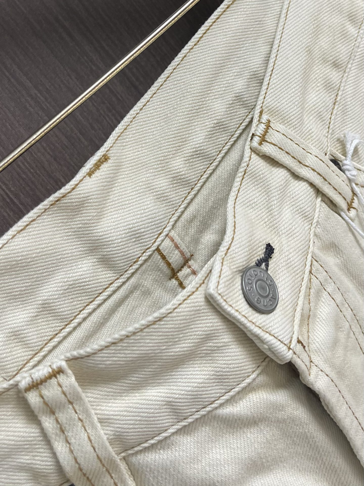 Acne Studios 弯刀涂鸦做旧长裤，面料用料并不是用的普通牛仔布，纱织成分由21支3股并捻全棉紧