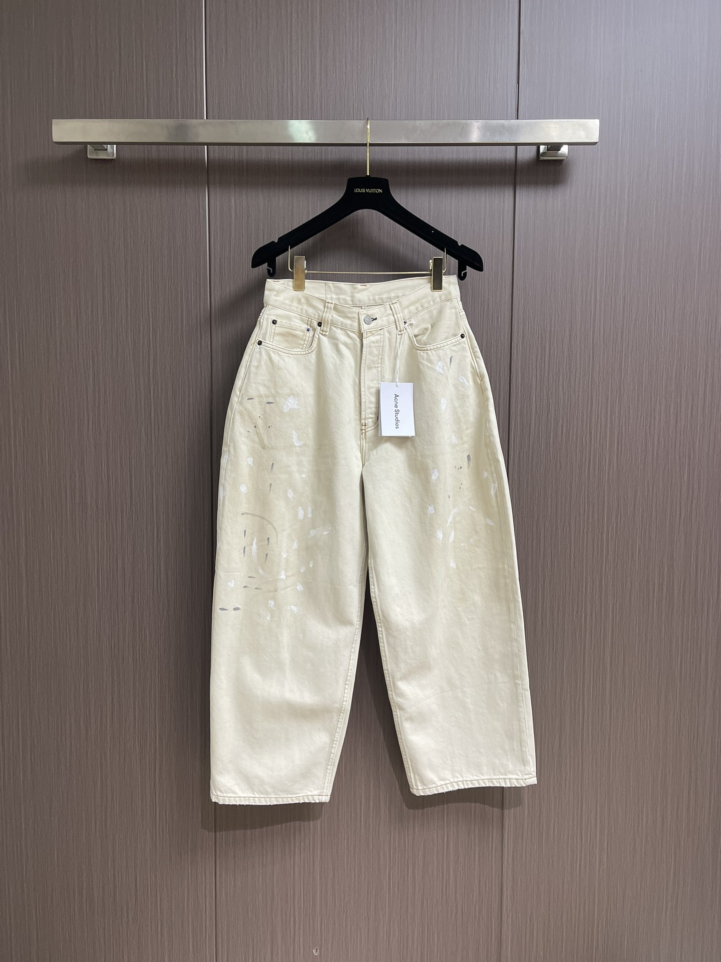 NO:538699,Acne Studios scimitar graffiti old trousers, the fabric is not made of ordinary denim, the yarn composition is composed of 21 3-strands and twisted cotton tight spinning thread, and is fixedly woven into pure cotton plain-patterned high-density fine bead sail fabric. Made of mineral-toned non-stretch denim, after multiple washes, it presents a natural fading effect and soft feel, while maintaining color stability. Artificial damage and graffiti treatment. The style is super loose, mid-waist and widened trouser legs are designed, full length, and detailed treatments such as pockets, trouser legs and belts, five-pocket pants structure, button plackets, tundra effect printing. Three standards are complete, customized auxiliary materials. Size XS-XL,,acne studios, dior, alexander wang19860909Acne Studios 弯刀涂鸦做旧长裤,面料用料并不是用的普通牛仔布,纱织成分由21支3股并捻全棉紧密纺纱线构成,定织成纯棉平纹高密细珠帆面料.选用矿物色调的无弹力牛仔布制成,经过多次水洗处理,呈现出自然的褪色效果和柔软手感,同时保持颜色稳定性.人为的破坏、涂鸦处理.版型超宽松,中腰、加宽裤腿设计,全长,细节处理如口袋、裤脚和腰带,五袋裤结构,纽扣门襟,错视效果印花.三标齐全,定制辅料.尺码XS-XL,,acne studios,dior,alexander wang,Men's clothing