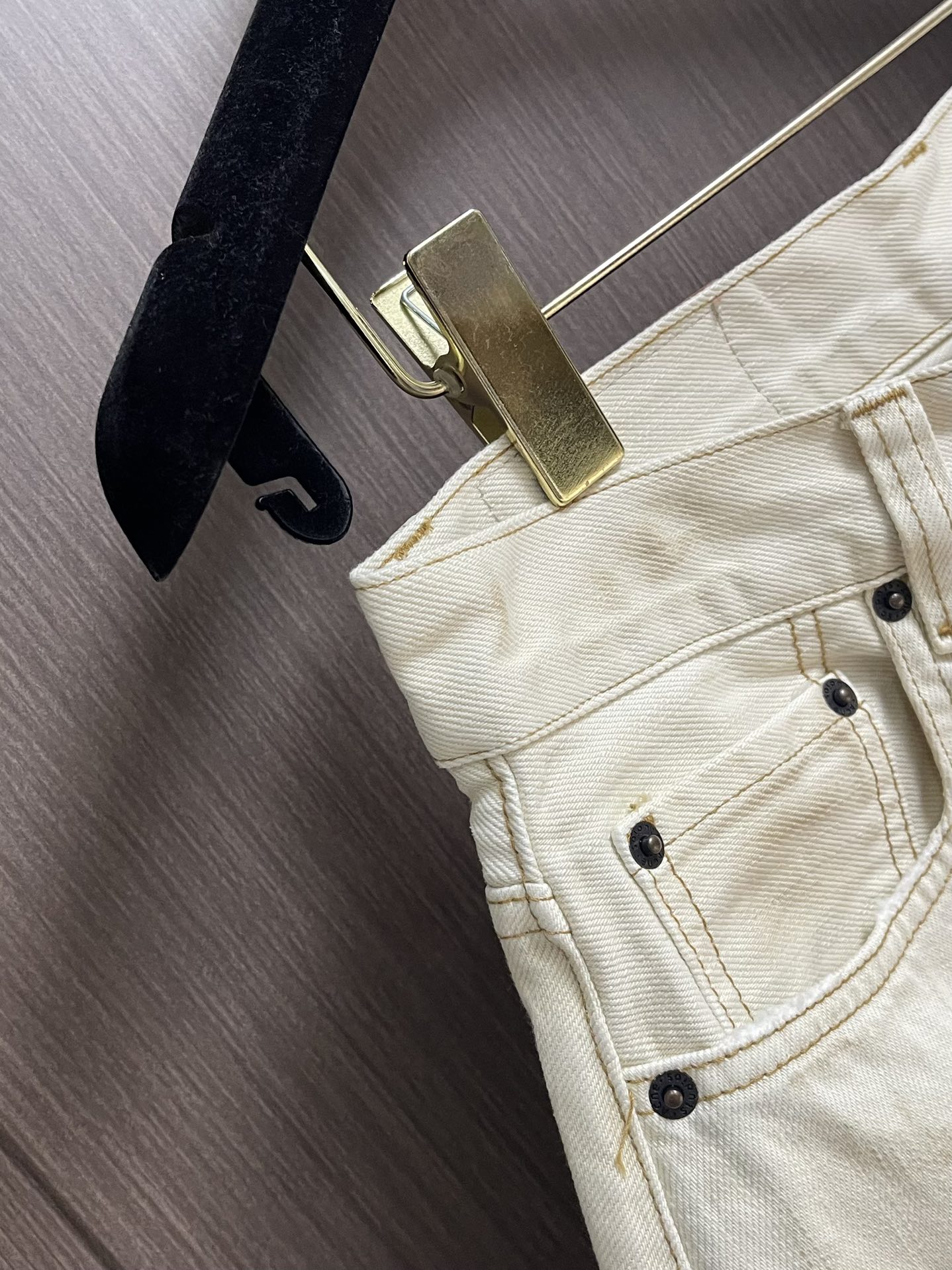 Acne Studios 弯刀涂鸦做旧长裤，面料用料并不是用的普通牛仔布，纱织成分由21支3股并捻全棉紧