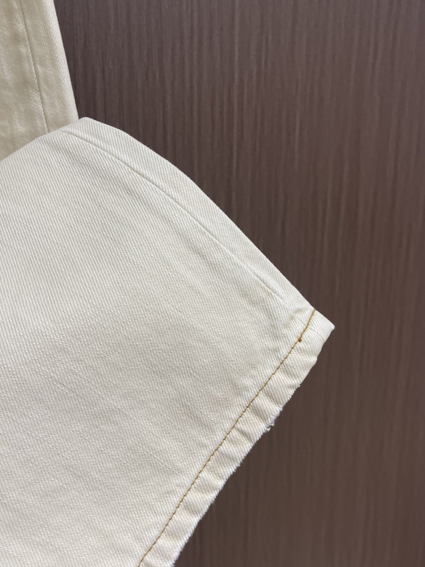 Acne Studios 弯刀涂鸦做旧长裤，面料用料并不是用的普通牛仔布，纱织成分由21支3股并捻全棉紧