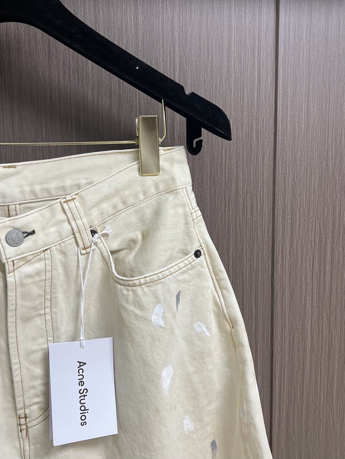 Acne Studios 弯刀涂鸦做旧长裤，面料用料并不是用的普通牛仔布，纱织成分由21支3股并捻全棉紧