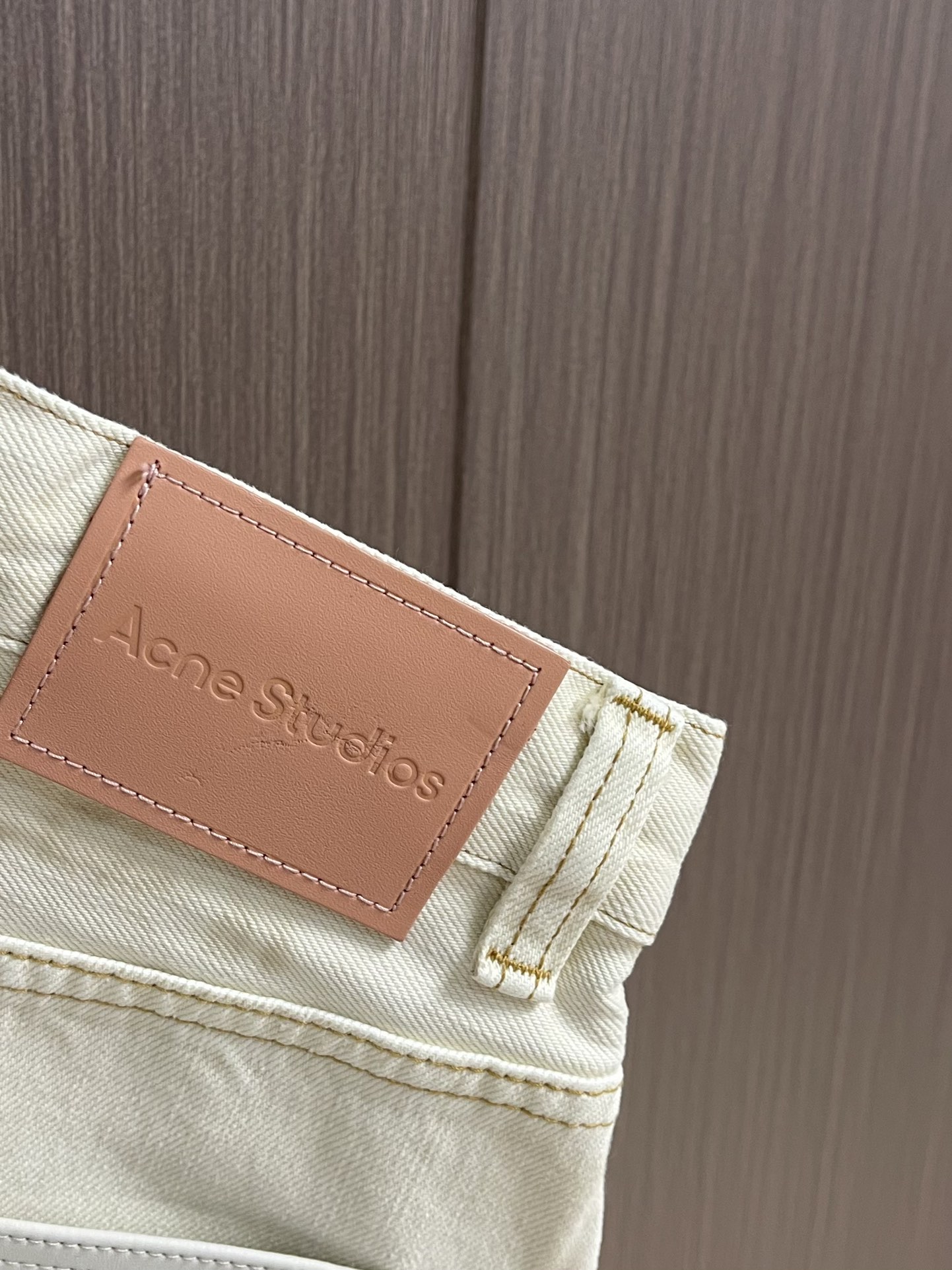 Acne Studios 弯刀涂鸦做旧长裤，面料用料并不是用的普通牛仔布，纱织成分由21支3股并捻全棉紧