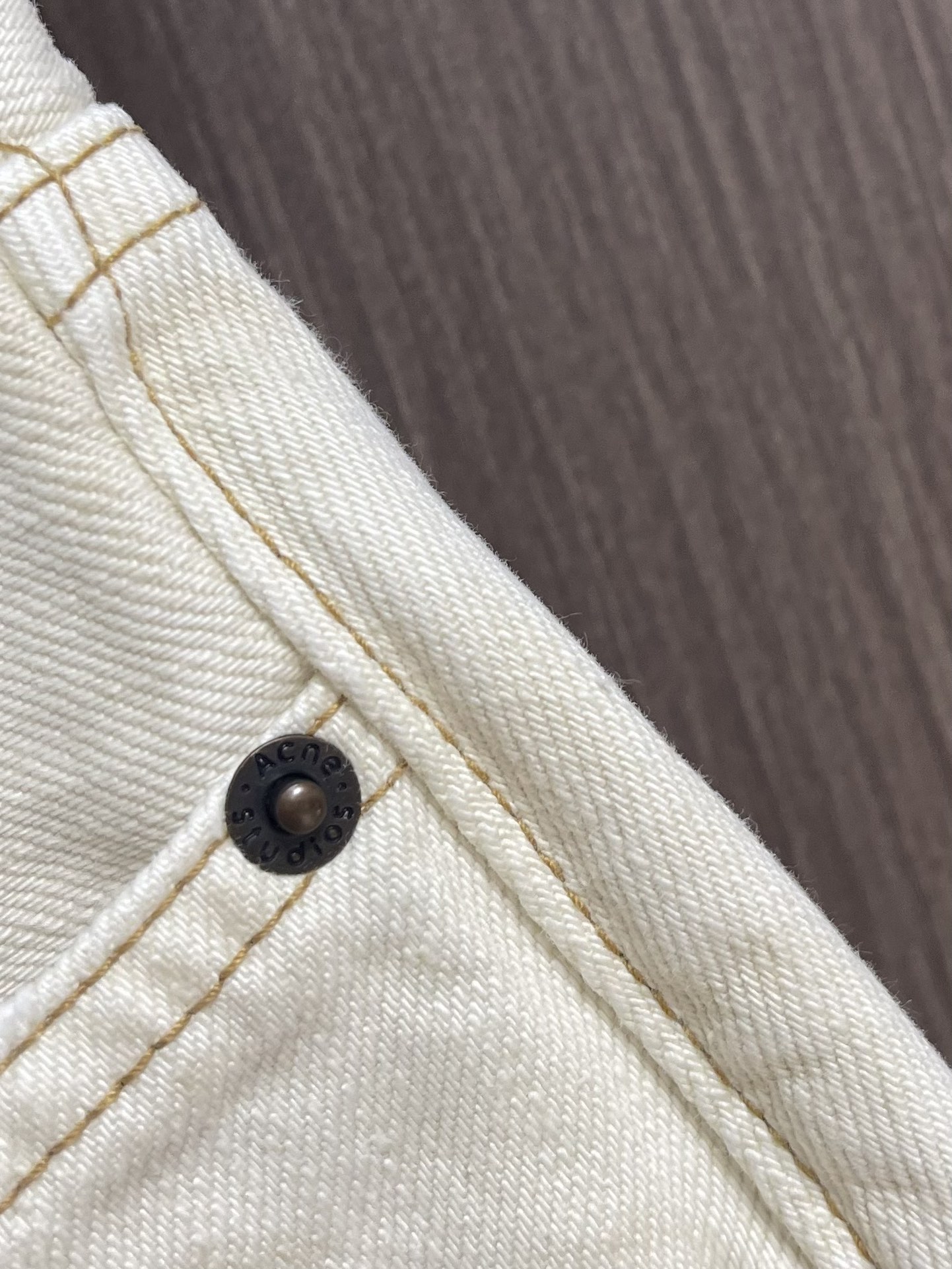 Acne Studios 弯刀涂鸦做旧长裤，面料用料并不是用的普通牛仔布，纱织成分由21支3股并捻全棉紧