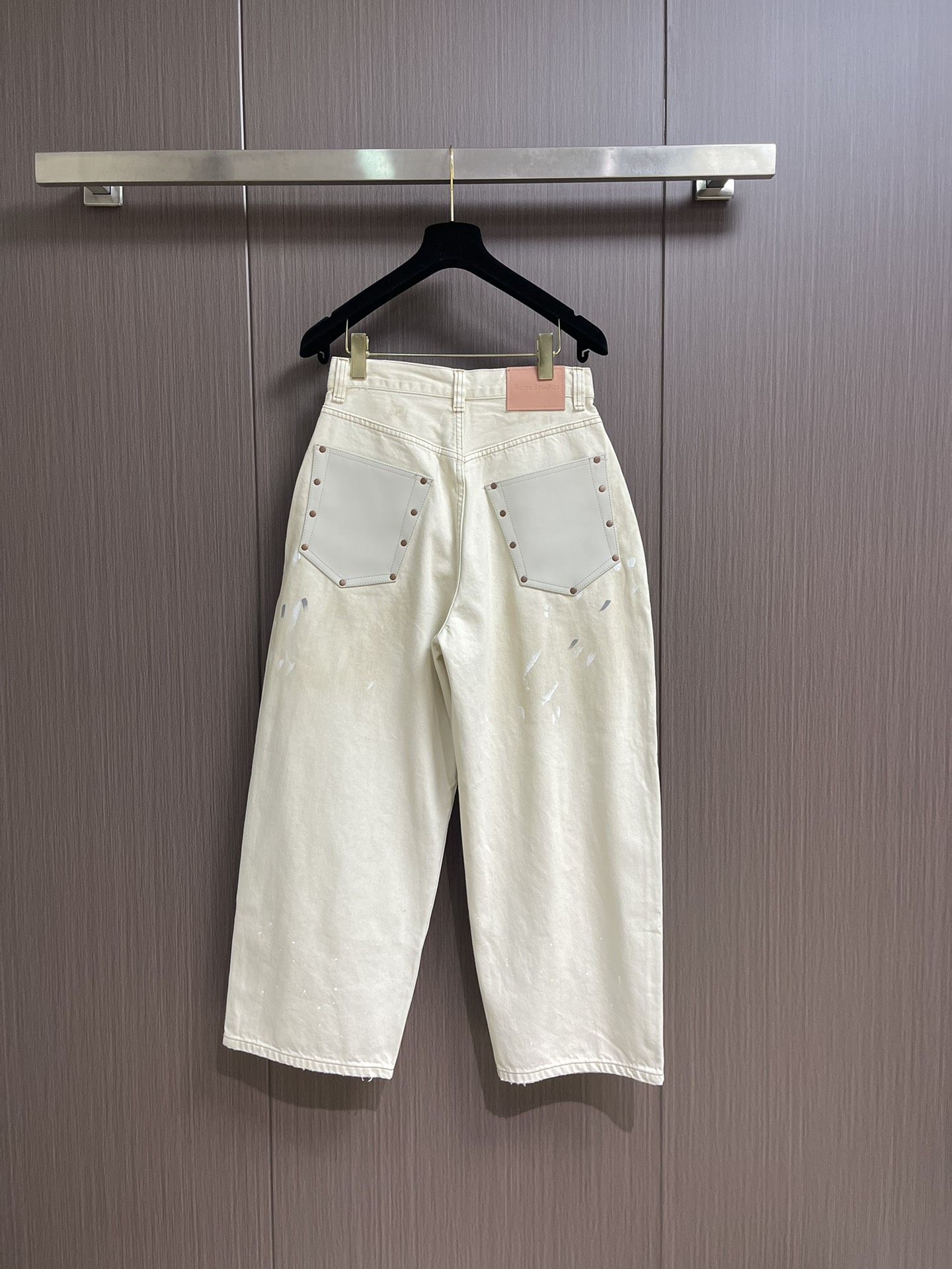 Acne Studios 弯刀涂鸦做旧长裤，面料用料并不是用的普通牛仔布，纱织成分由21支3股并捻全棉紧