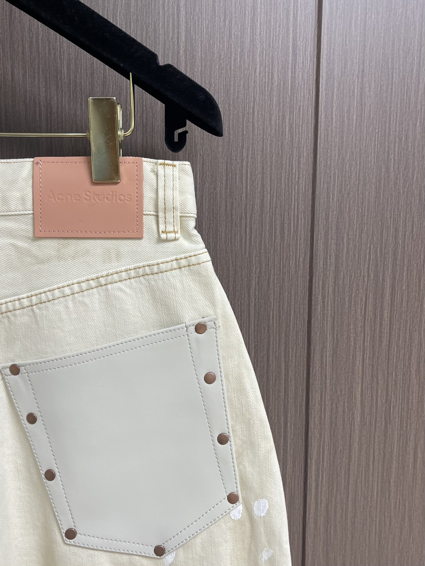 Acne Studios 弯刀涂鸦做旧长裤，面料用料并不是用的普通牛仔布，纱织成分由21支3股并捻全棉紧