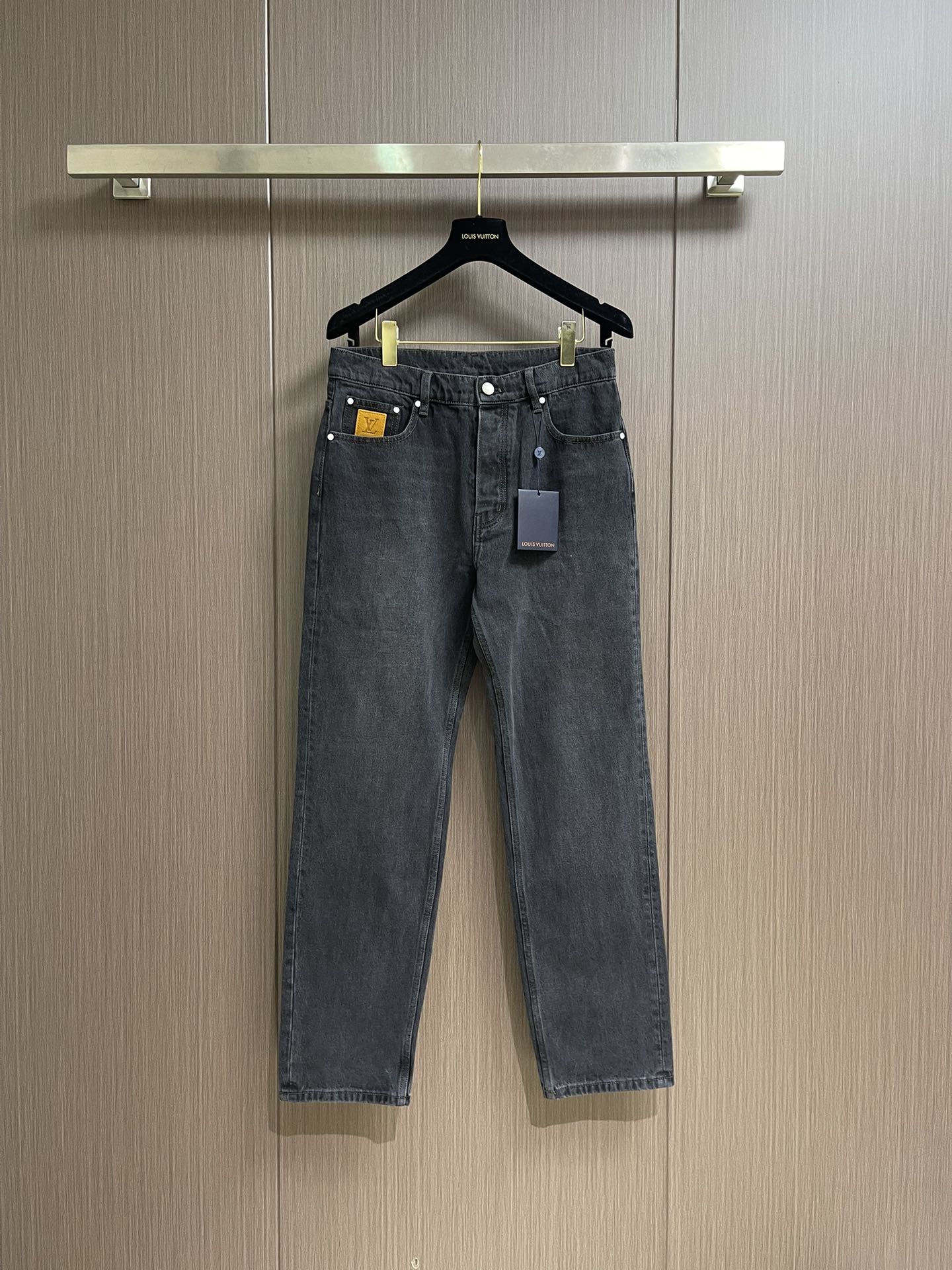 NO:530143,LV 2025ss early autumn new skateboard jeans, this skateboard jeans are made of Japanese seiko denim, which uses craftsmanship and ingenuity to interpret the classic design. The back pocket is embroidered with bright thread, and the ticket bag is embroidered with nubby suede logo patches, which can be easily matched with various shapes. Size 30-32-34-36,,louis vuitton,jeans,alexander wang19860909LV 2025ss早秋新款滑板牛仔裤,本款滑板牛仔裤选用日本精工丹宁布,以匠艺巧思重释经典设计.后袋处以明线刺绣 LV 字母,票袋与腰际点缀正绒面革标识贴饰,可轻松搭配各式造型.尺码30-32-34-36,,louis vuitton,jeans,alexander wang,Men's clothing