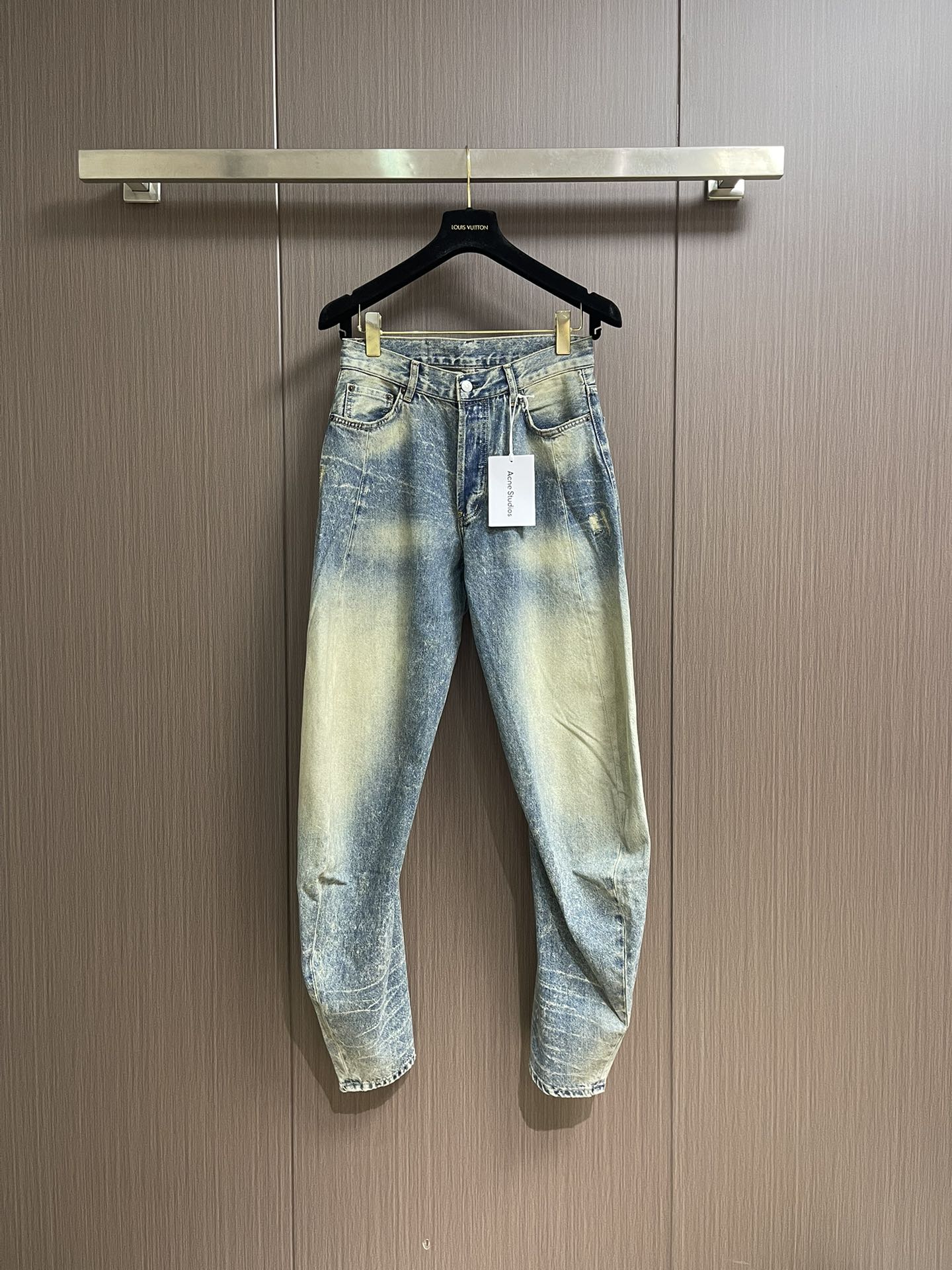 NO:538701,Acne studios 2025ss new 2006F scimitar loose low waist wide-leg jeans, the same style as men and women, very suitable for autumn and winter colors. The fabric is soft and delicate after washing, but the muscles and bones are extremely strong and slightly elastic, providing an excellent comfort experience. There is no damage to any craft elements throughout the body, retaining the purest tannin color!  The whole body details are perfect. Size 29-30-31-32-33,,acne studios,dior,jeans,alexander wang19860909Acne studios 2025ss新款2006F 弯刀宽松低腰阔腿牛仔裤 男女同款,极符合秋冬的配色,面料经过水洗后柔软细腻,但筋骨感极强,且略带弹力,提供了绝佳的舒适体验,通身无任何工艺元素破坏,保留了最纯粹的丹宁本色！通身细节完美如斯.尺码29-30-31-32-33,,acne studios,dior,jeans,alexander wang,Men's clothing