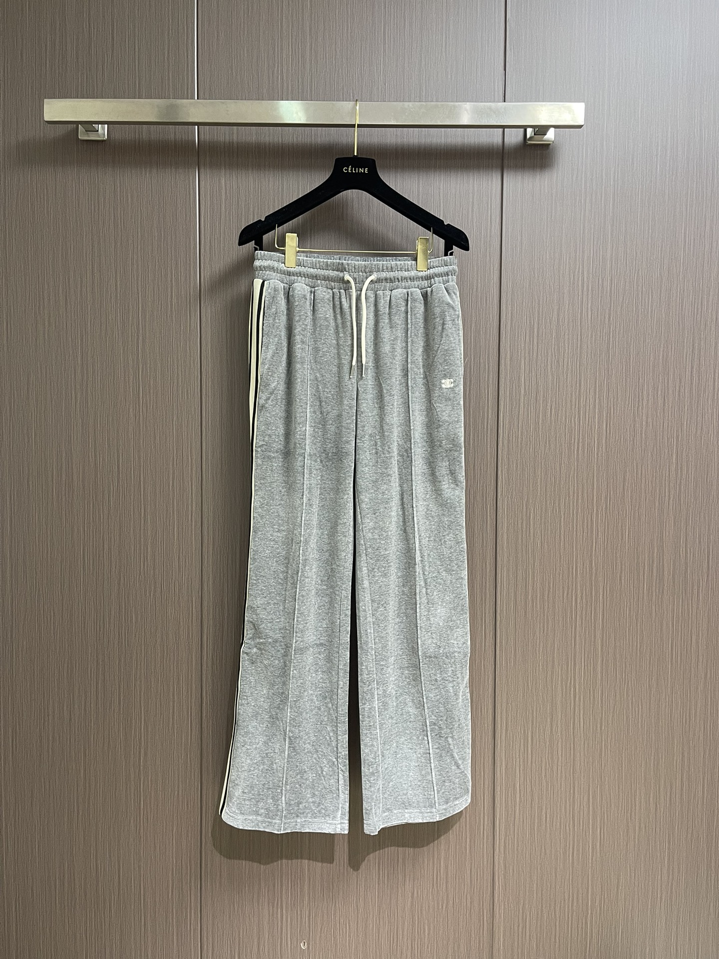 NO:530134,Tops Celine Arc de Triomphe embroidery school uniform set Zipper jacket Trouser suit Customized cloud soft twin velvet mist cotton styling adopts imported machine embroidery technology Use advanced computer control system and precision mechanical parts to achieve Arc de Triomphe embroidery operation High precision Fluid and delicate lines Fabrics have been washed, with better texture, not easy to deform, not easy to shrink, not easy to fade, maintain long-term beauty. Size S-XL, celine, jackets & coats, alexander wang19860909上衣 裤子 Celine 凯旋门刺绣校服套装拉链外套长裤套装,定制云柔双生绒雾棉缎 采用进口机刺绣工艺 使用先进的计算机控制系统和精密的机械部件 实现凯旋门刺绣作业 精度高 线条流畅而细腻 面料都经过浇洗 手感质感更佳 不易变形 不易缩水 不易褪色 保持长久的美观.尺码S-XL,,celine,jackets & coats,alexander wang,Men's clothing