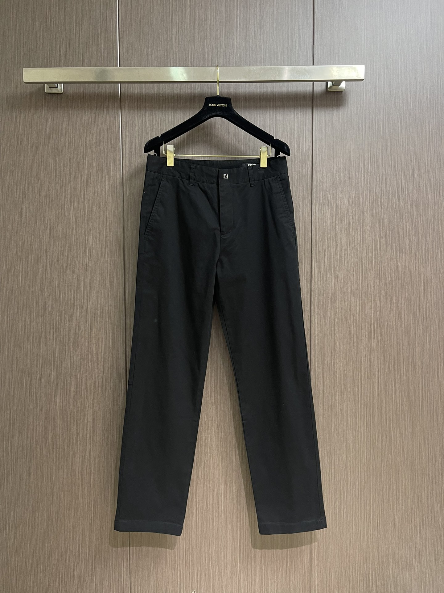 NO:530140,Fendi metal FF trousers, customized mercerized cotton micro-elastic fabric, light and soft, comfortable skin, with pure black, outline the calm style of modern men, the ultimate sense of purity, the FF metal logo is hidden in it with relief three-dimensional lines, the brand's low-key code, the classic Fendi leather logo on the back is embellished, like a low-key identity badge, neat straight lines, less is more, the low-key nobleness with old money style, one trouser, thousands of faces, free style, relief-grade 3D three-dimensional glue pressing process, priority is to customize exclusive molds, use the principle of low-temperature and high-pressure molding, let the three-dimensional outline of FF deeply printed into the fabric, form a convex and concave embossing effect, and the edges of the pressing are no glue marks, no bubbles, stable and firm, using imported special aircraft infrared positioning 'Fendi FF hardware' and 'Fendi leather logo' are accurate  Firm and solid, human body three-dimensional cutting. The method of making old trousers. Return to the traditional craftsmanship. Through segmentation, folding, shrinking, and stretching techniques. The so-called slow work produces fine work. It is respect for the material. The pursuit of hand feel. Complex workmanship is complicated. Slow time, and high loss. Size 44-46-48-50 S-XL,,fendi,alexander wang19860909Fendi 金属FF长裤,定制丝光棉微弹密织料 轻盈柔软 舒适贴肤 以一袭纯粹黑色 勾勒现代男士的沉稳格调 极致的纯净感 FF金属标志以浮雕般的立体线条藏于其中 品牌的低调暗号 背面经典Fendi皮标标识点缀 像一枚低调的身份徽章 利落直筒线条 少即是多 自带老钱风的低调贵气 一裤千面 风格自由,浮雕级3D立体压胶工艺 优先定制专属模具 利用低温高压成型原理 让FF的立体轮廓深印入面料 形成外凸内凹的浮雕效果 且压胶边缘无胶痕 无气泡 稳固牢固,采用进口专机红外线定位“Fendi FF五金” “Fendi 皮标”位置精准 牢固结实,人体立体裁剪 前老西裤做法 回归传统工艺手法 通过分割 折叠 抽缩 拉展技术手法 所谓慢工出细活 是对材料的尊重 对手感的追求 做工复杂 繁琐 时效慢 损耗高.尺码44-46-48-50 S-XL,,fendi,alexander wang,Men's clothing