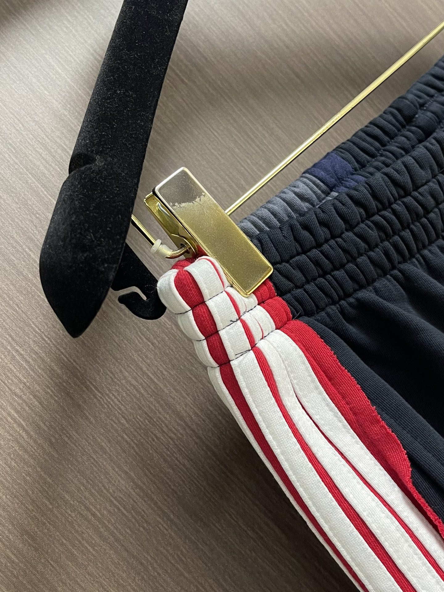 Balenciaga 拼色运动长裤，复古平纹针织面料，拼接间条16S+10S鱼鳞底卫衣面料，搭配同撞色平