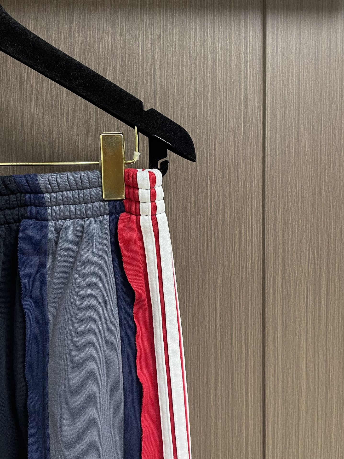 Balenciaga 拼色运动长裤，复古平纹针织面料，拼接间条16S+10S鱼鳞底卫衣面料，搭配同撞色平