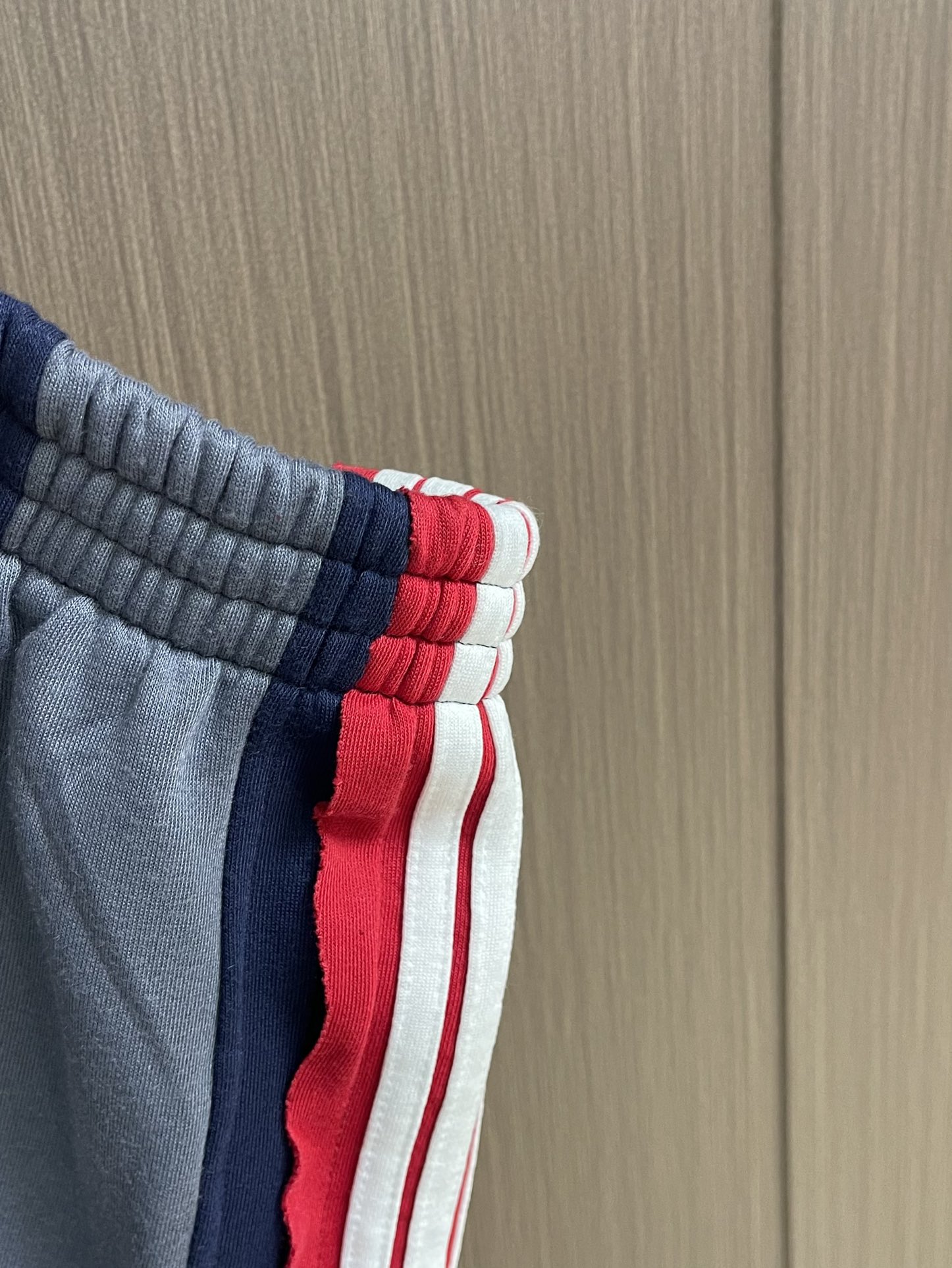 Balenciaga 拼色运动长裤，复古平纹针织面料，拼接间条16S+10S鱼鳞底卫衣面料，搭配同撞色平