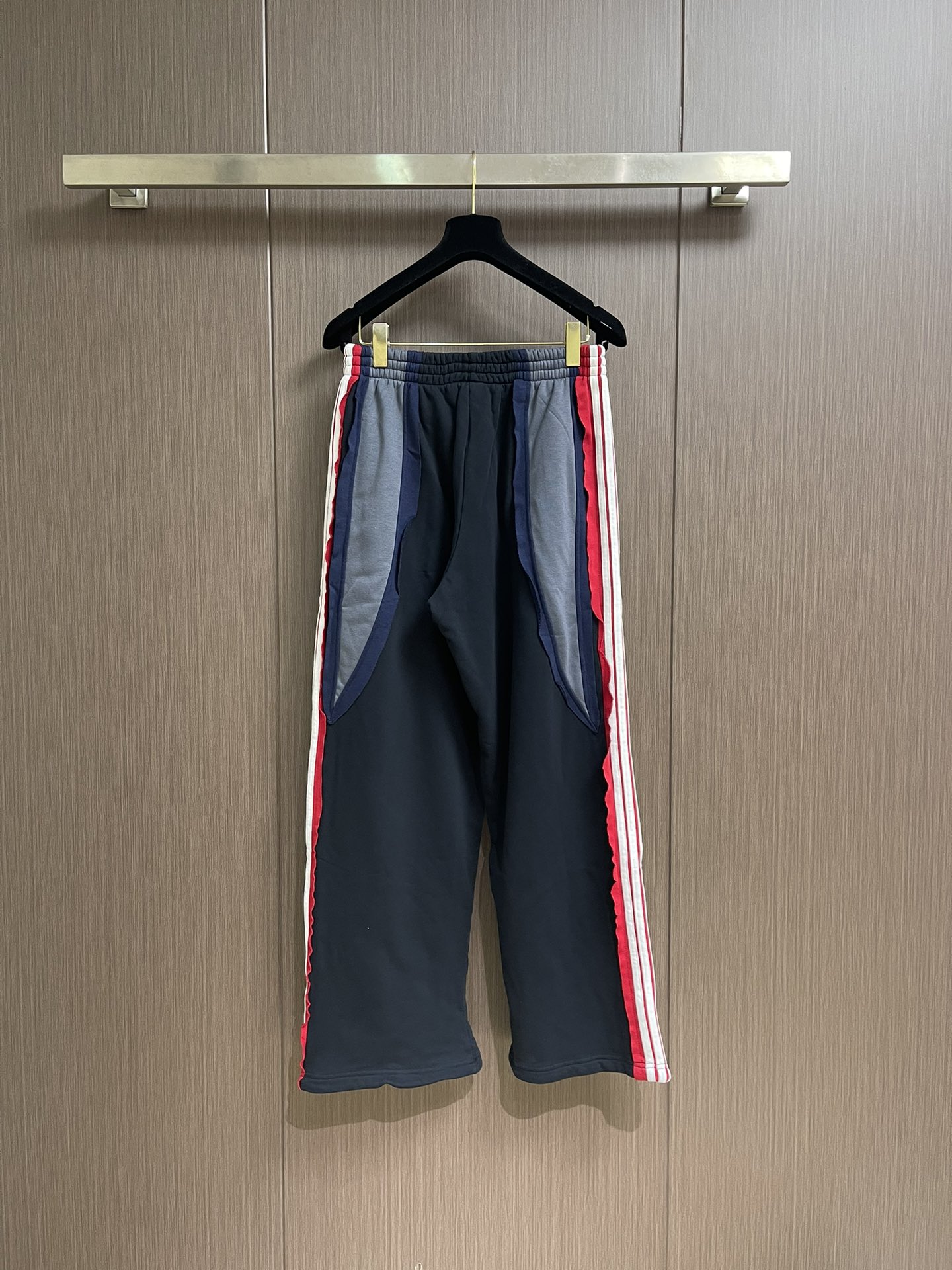 Balenciaga 拼色运动长裤，复古平纹针织面料，拼接间条16S+10S鱼鳞底卫衣面料，搭配同撞色平