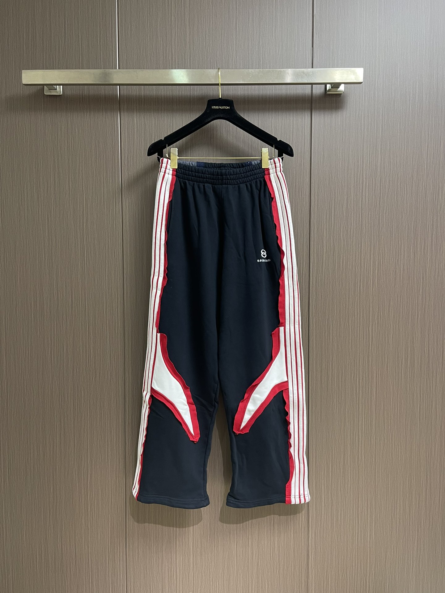 NO:530154,Balenciaga color-blocking sports trousers, retro jersey fabric, spliced ​​16SS fish scale bottom sweatshirt fabric, matched with contrasting jersey fabric, three-dimensional striped splicing design, front decoration is embroidered with artwork, sand making old washing process, stone milling method to dye the fabric, red and white stripes outlined loop sports icon logo, the embroidery is tatami embroidery, and the matching color is customized embroidery thread material. The overall thread is straight and delicate, the fabric is comfortable and soft, and the color is consistent and has no color difference. It can be matched with the same style to create a fashionable look, control various occasions, customize auxiliary materials, complete three standards, the same style for men and women!  Size XS-L, balenciaga, hoodie, sweatshirts, alexander wang19860909Balenciaga 拼色运动长裤,复古平纹针织面料,拼接间条16SS鱼鳞底卫衣面料,搭配同撞色平纹针织面料,制作出立体间条拼接设计,正面饰以艺术品绣花,炒砂做旧洗水工艺,石磨的方式对面料进行染色加工,红白相间条纹勾勒的loop sports icon小logo,绣花整体采用榻榻米绣花,对版对色定做绣线材质.整体走线平直细腻,面料舒适柔软,颜色一致无色差 能与同款搭配营造时尚造型,驾驭各种场合,定制辅料,三标齐全,男女同款！尺码XS-L,,balenciaga,hoodie,sweatshirts,alexander wang,Men's clothing