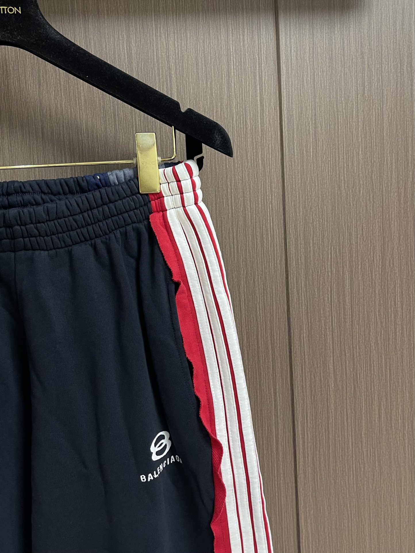 Balenciaga 拼色运动长裤，复古平纹针织面料，拼接间条16S+10S鱼鳞底卫衣面料，搭配同撞色平